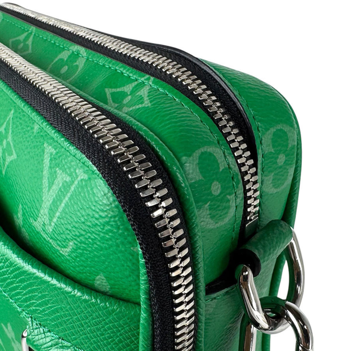 Louis Vuitton Vert Taigarama Shoulder Bag (Pre-Owned)