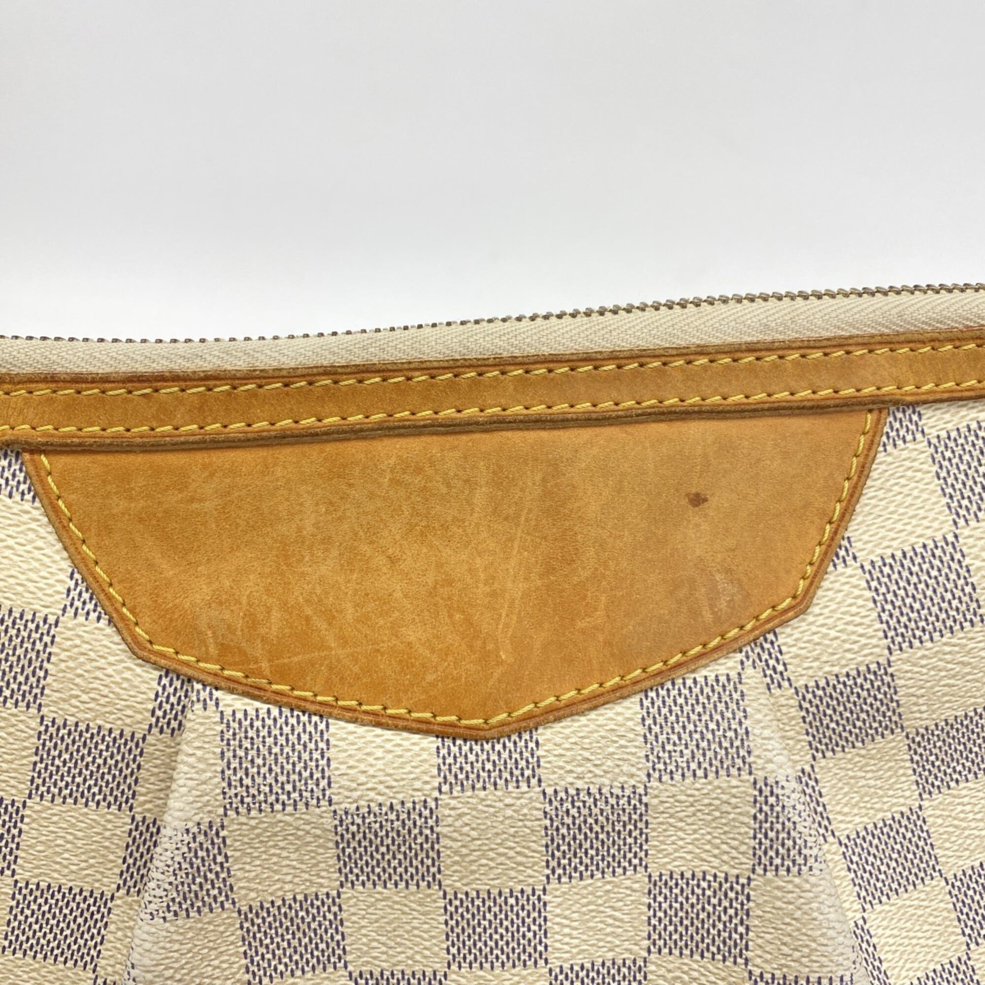 Louis Vuitton White Shoulder Bag (Pre-Owned)