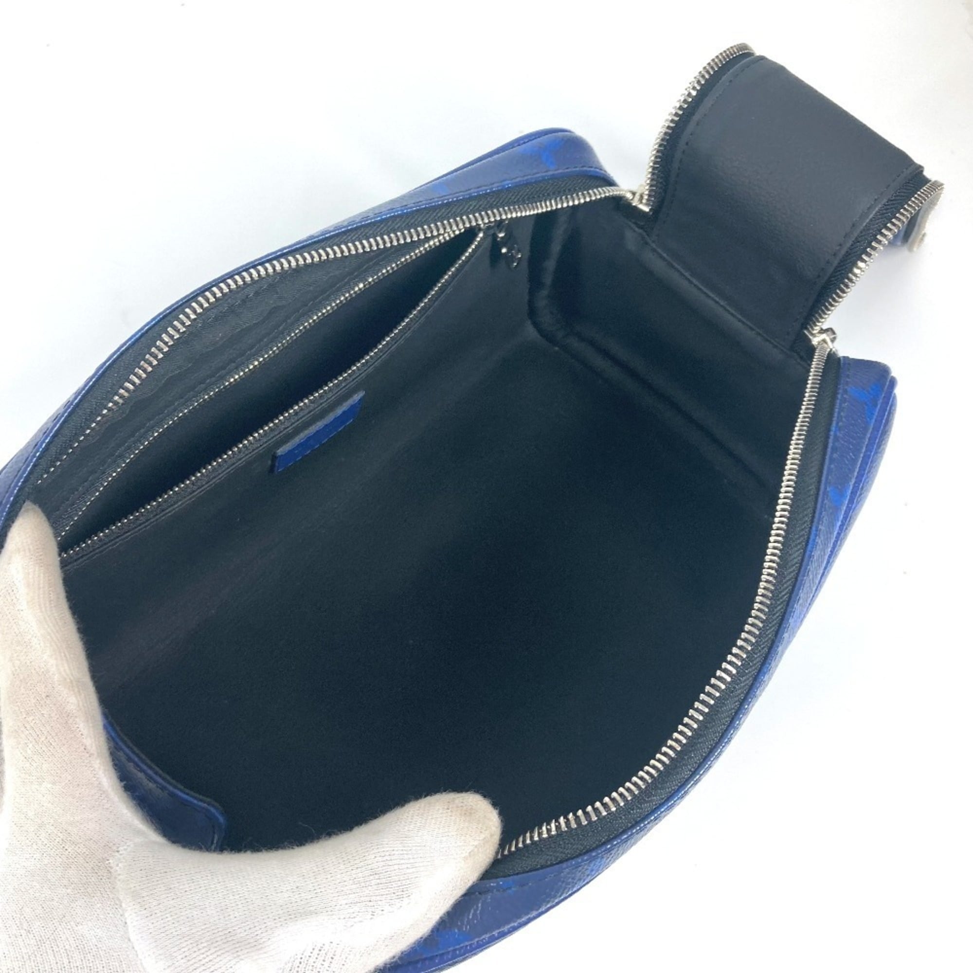 Louis Vuitton Taiga Blue Taiga Leather Monogram Clutch Bag Handbag (Pre-Owned)