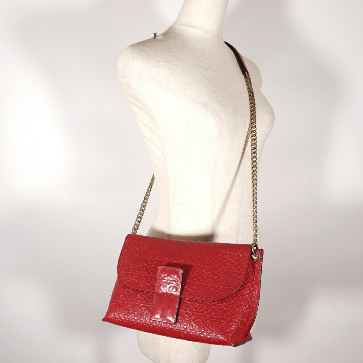 Loewe Avenue Red Color Leather Shoulder Bag (Pre-Owned)