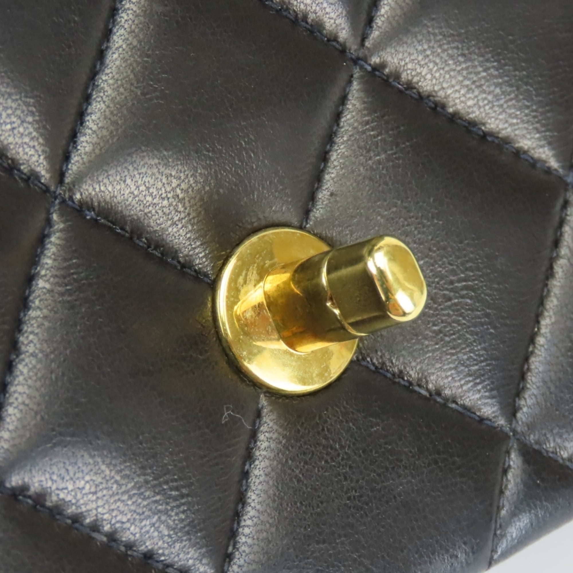 Chanel Black Leather Shoulder Bag (Pre-Owned)