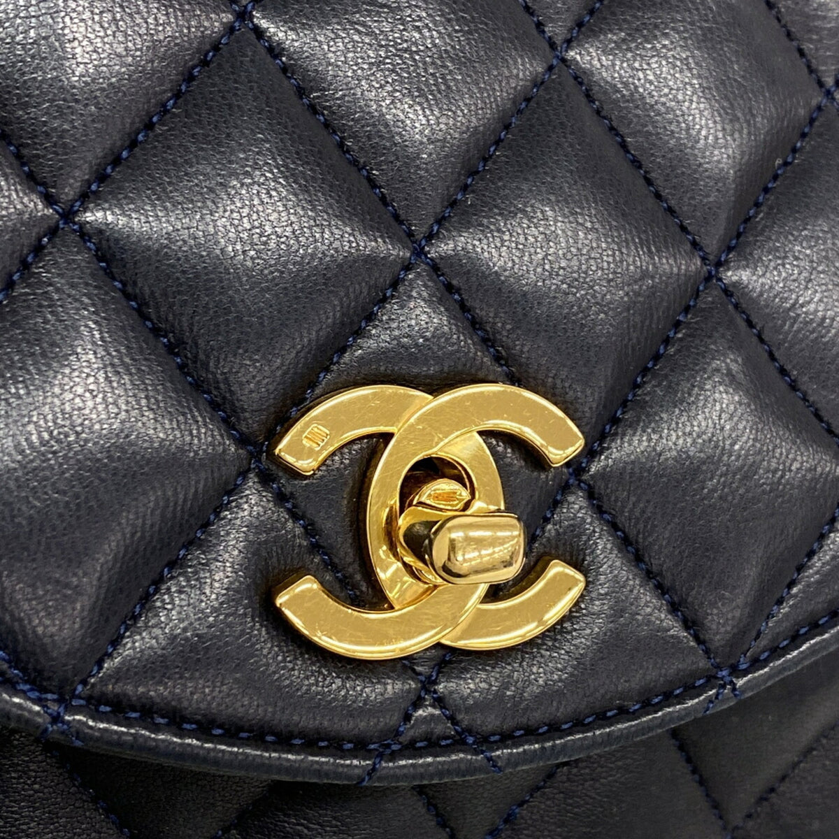 Chanel Black Leather Shoulder Bag (Pre-Owned)