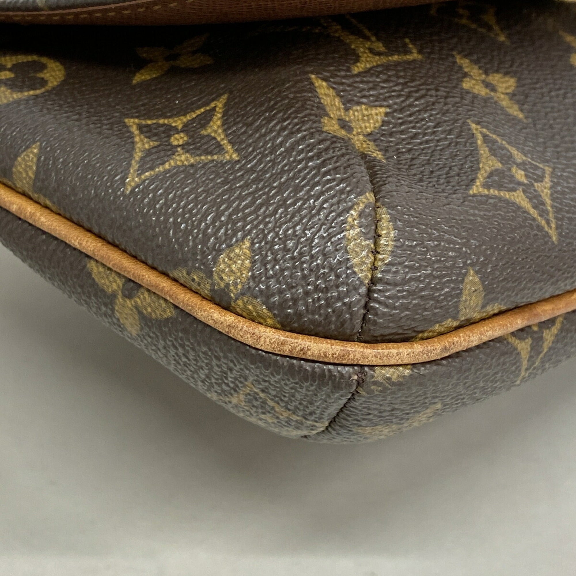Louis Vuitton Brown Shoulder Bag (Pre-Owned)