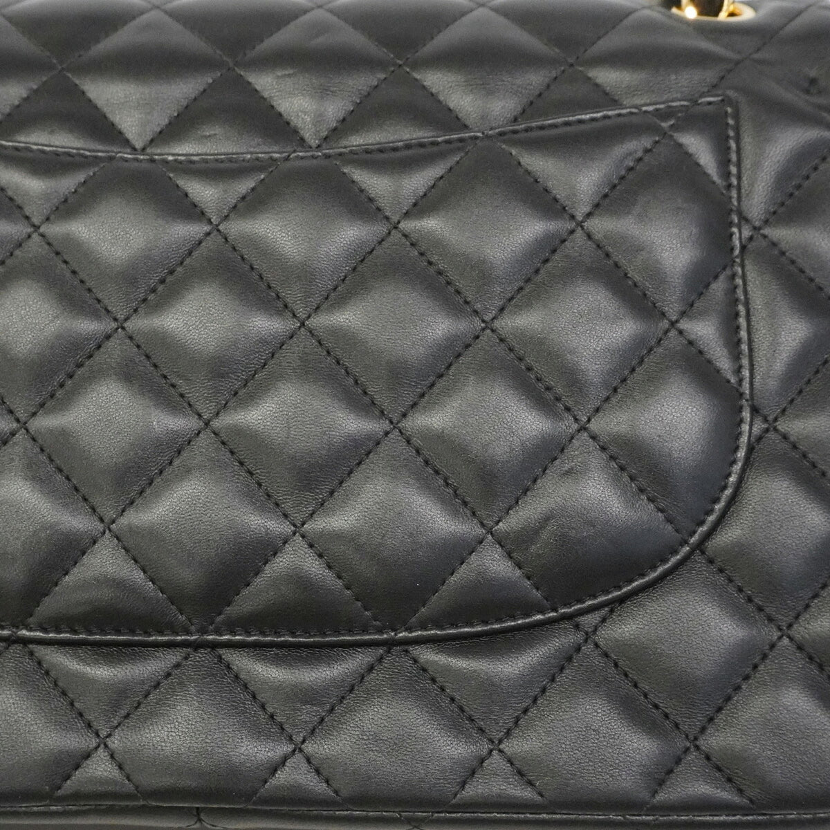 Chanel Black Leather Shoulder Bag (Pre-Owned)