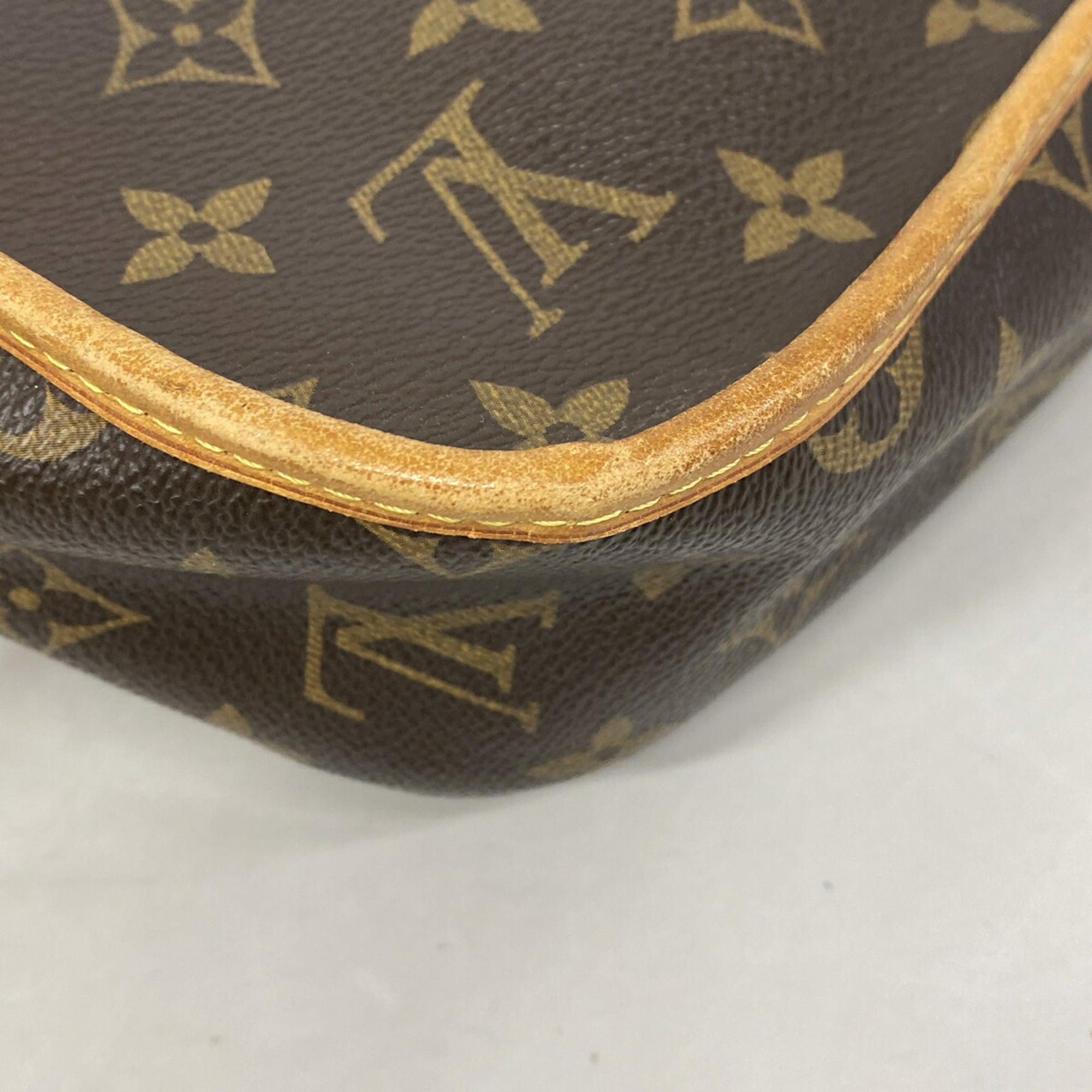 Louis Vuitton Brown Shoulder Bag (Pre-Owned)