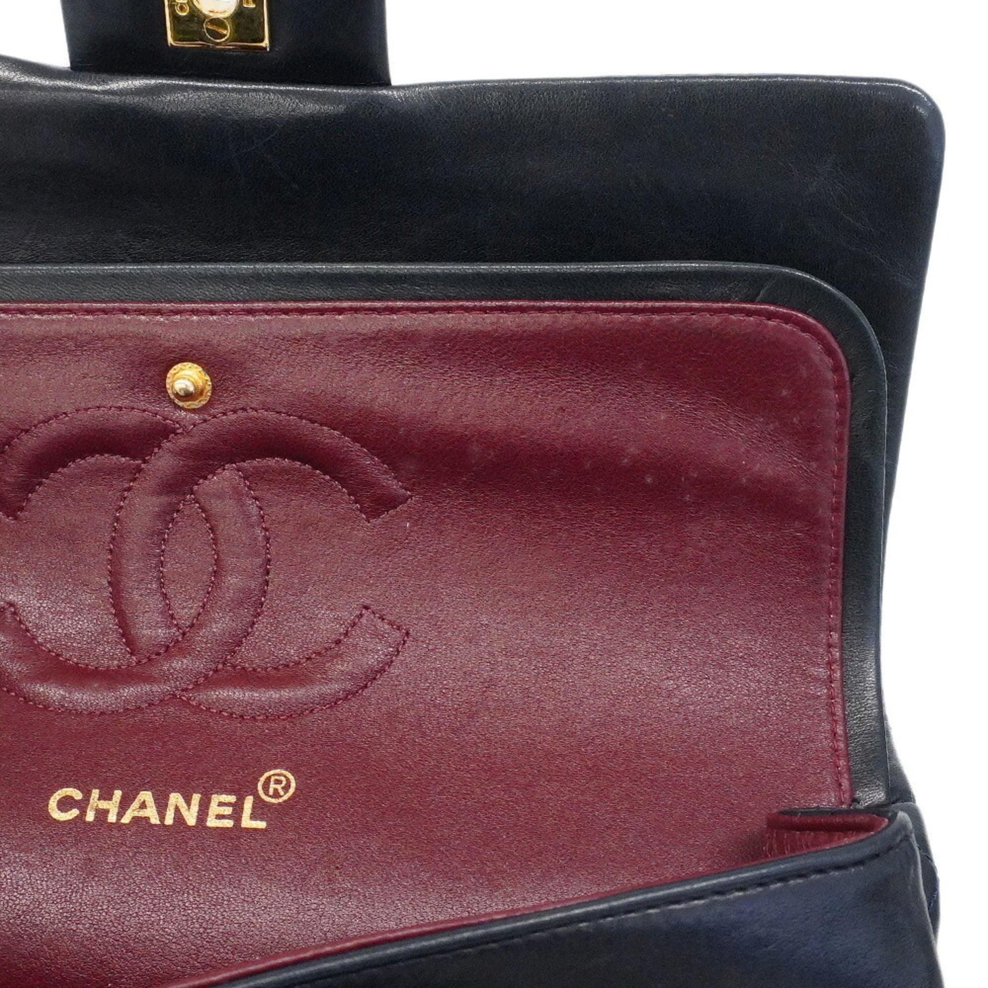 Chanel Black Leather Shoulder Bag (Pre-Owned)