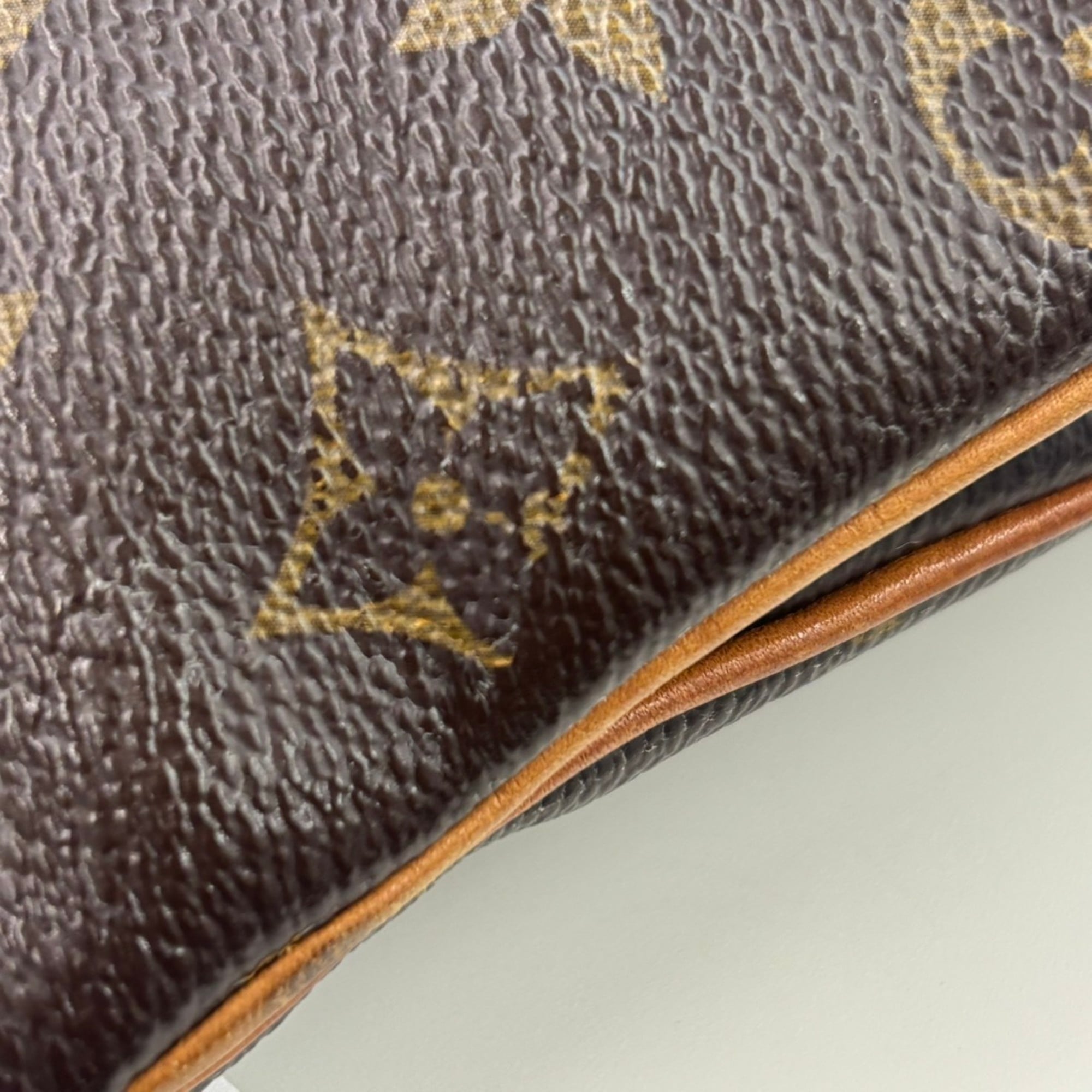 Louis Vuitton Brown Leather Shoulder Bag (Pre-Owned)