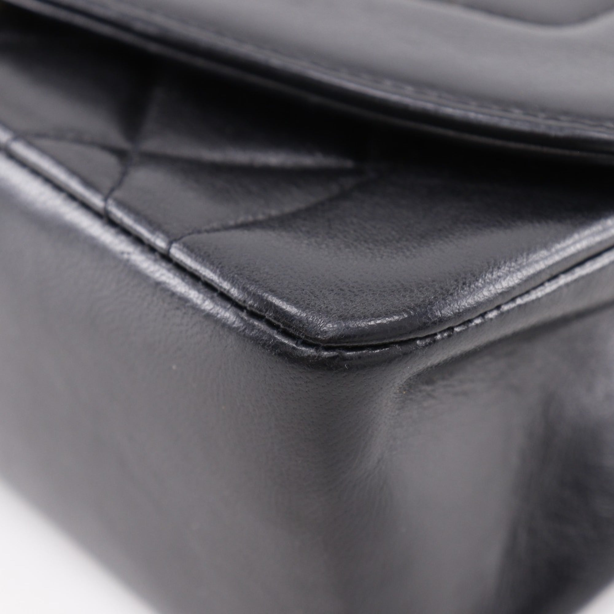 Chanel Matelasse Black Leather Shoulder Bag (Pre-Owned)