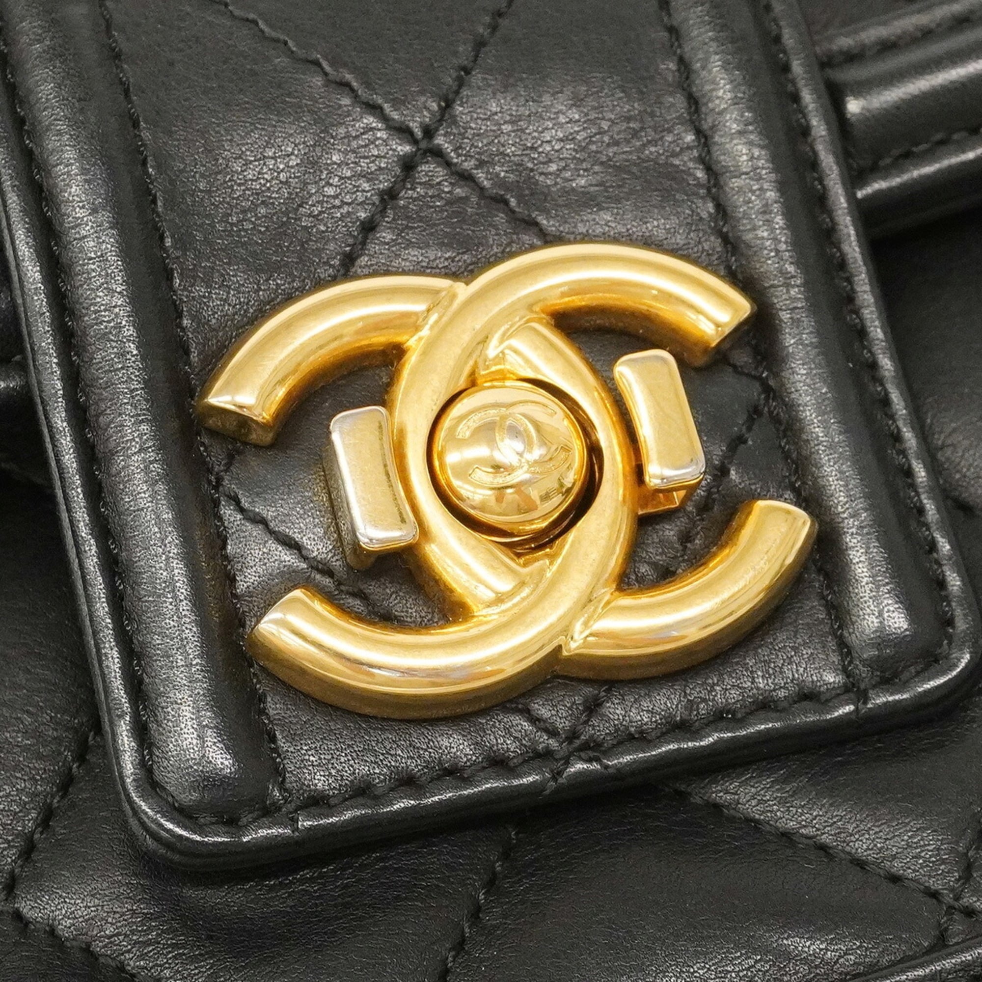 Chanel Black Leather Shoulder Bag (Pre-Owned)