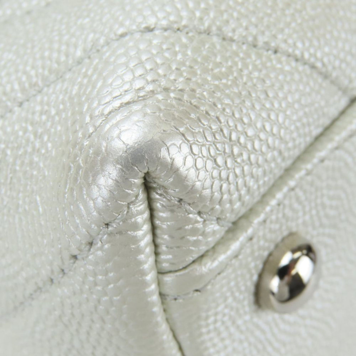 Chanel Pearl White Grained Calfskin Handbag (Pre-Owned)