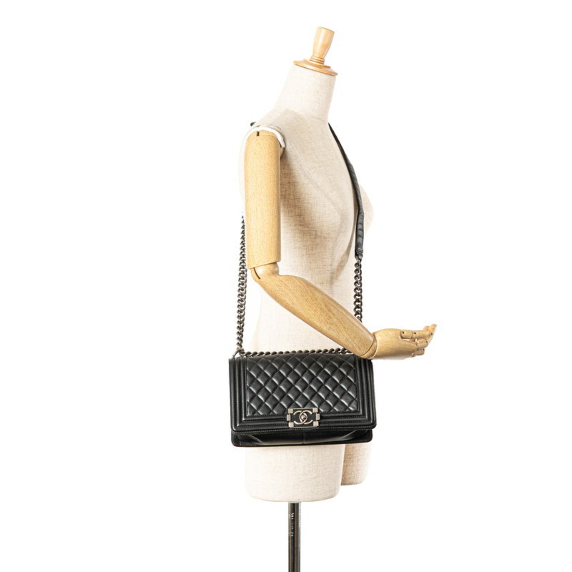 Chanel Black Leather Shoulder Bag (Pre-Owned)