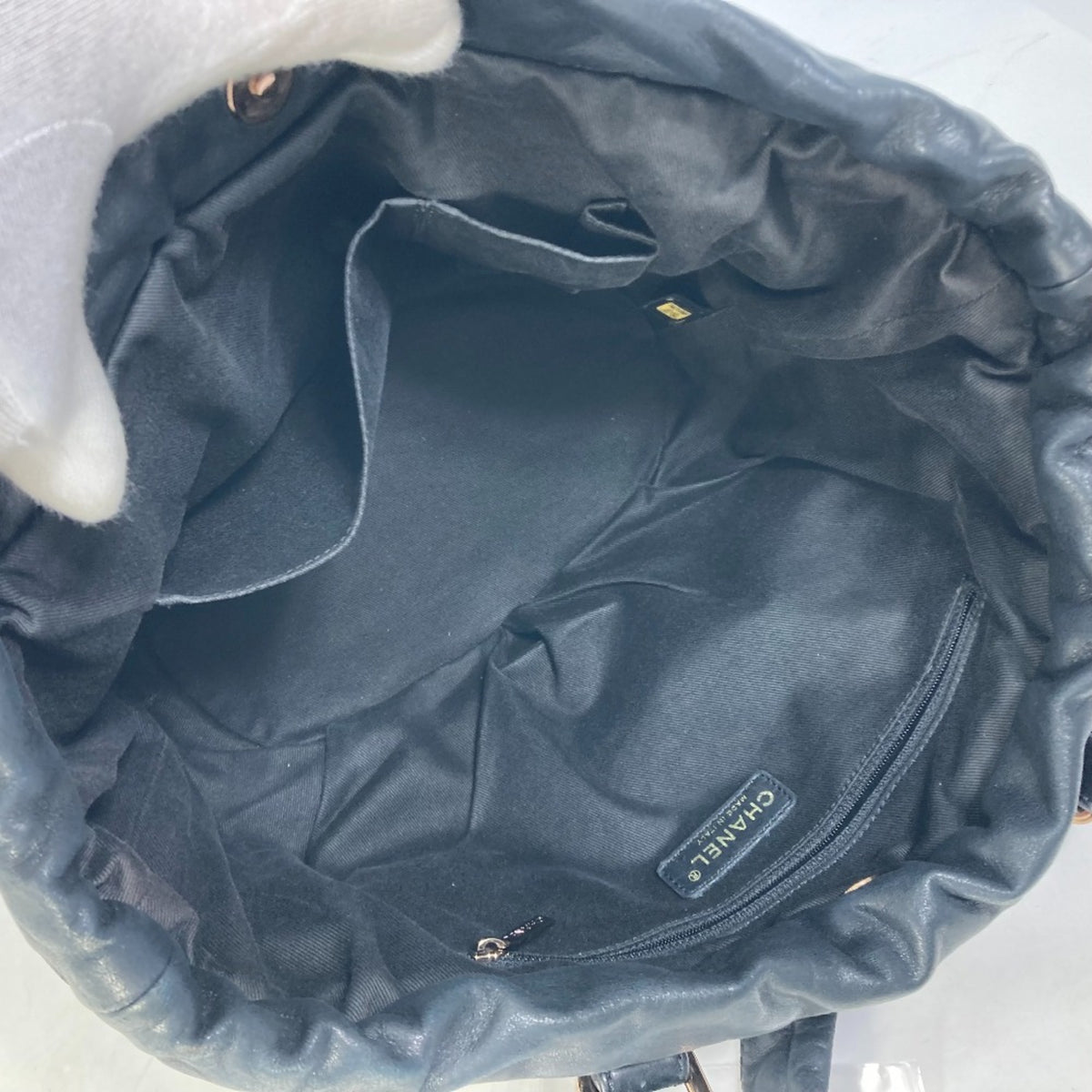 Chanel Black Leather Shoulder Bag (Pre-Owned)