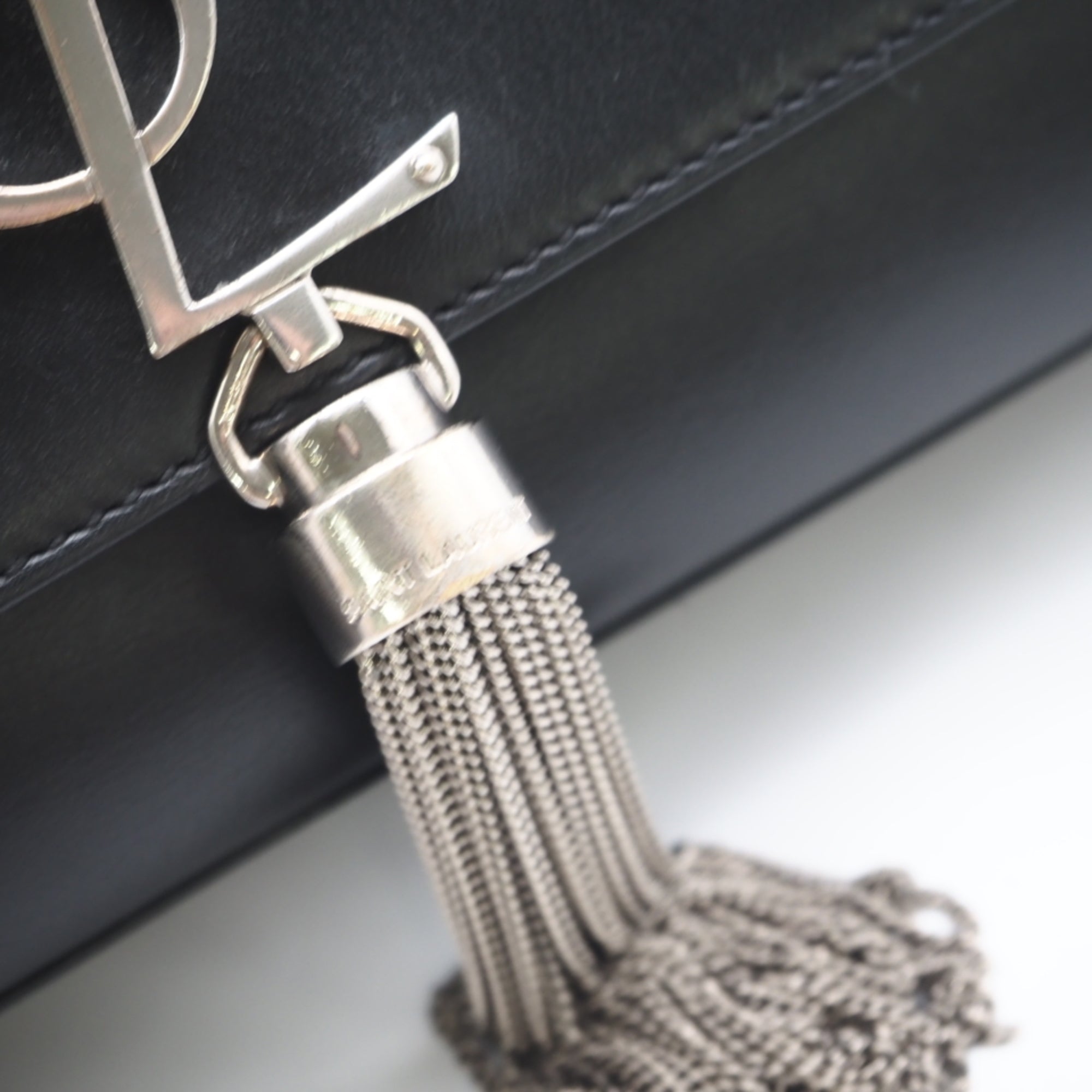 Saint Laurent Black Leather Shoulder Bag (Pre-Owned)