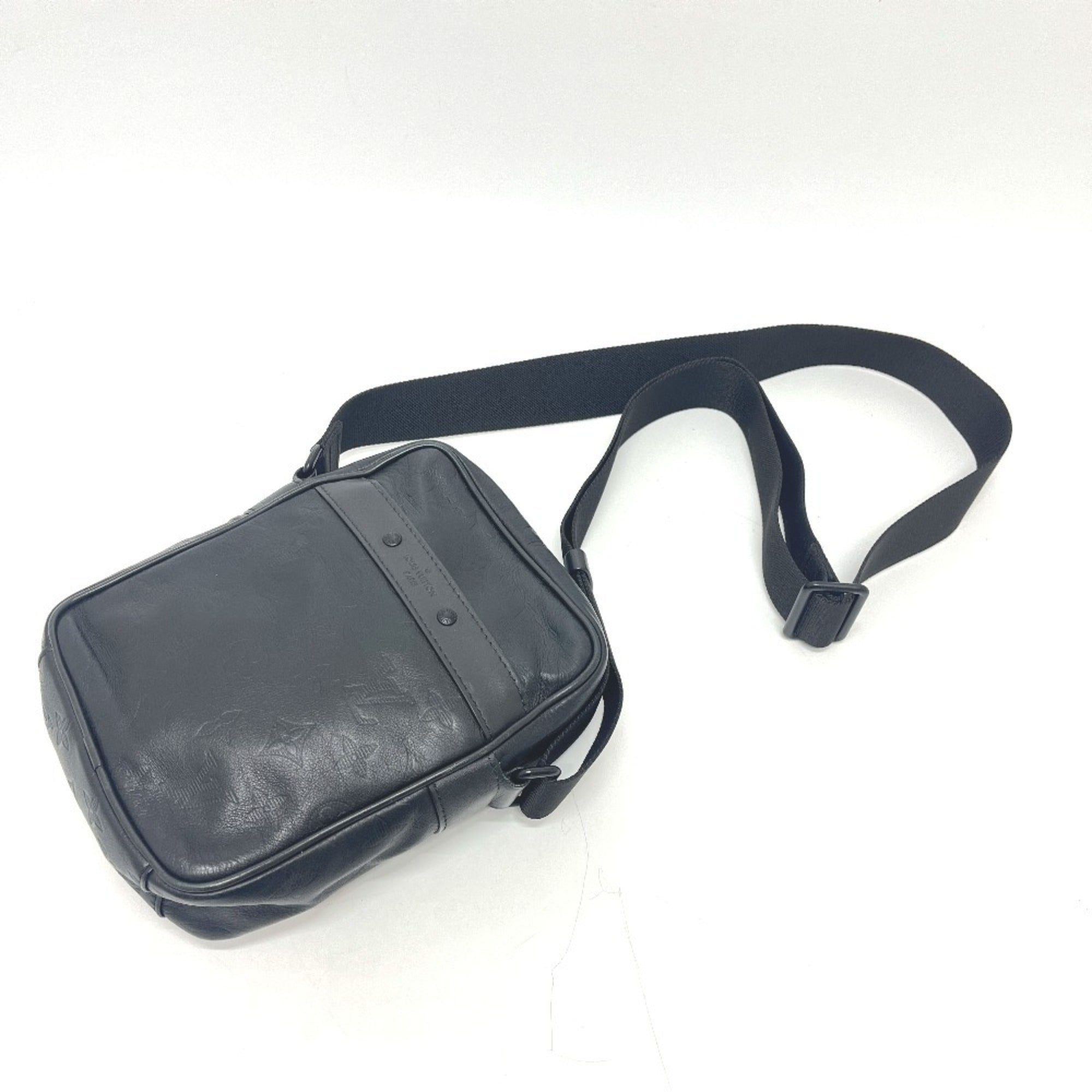 Louis Vuitton Black Leather Handbag Pochette Shoulder Bag (Pre-Owned)