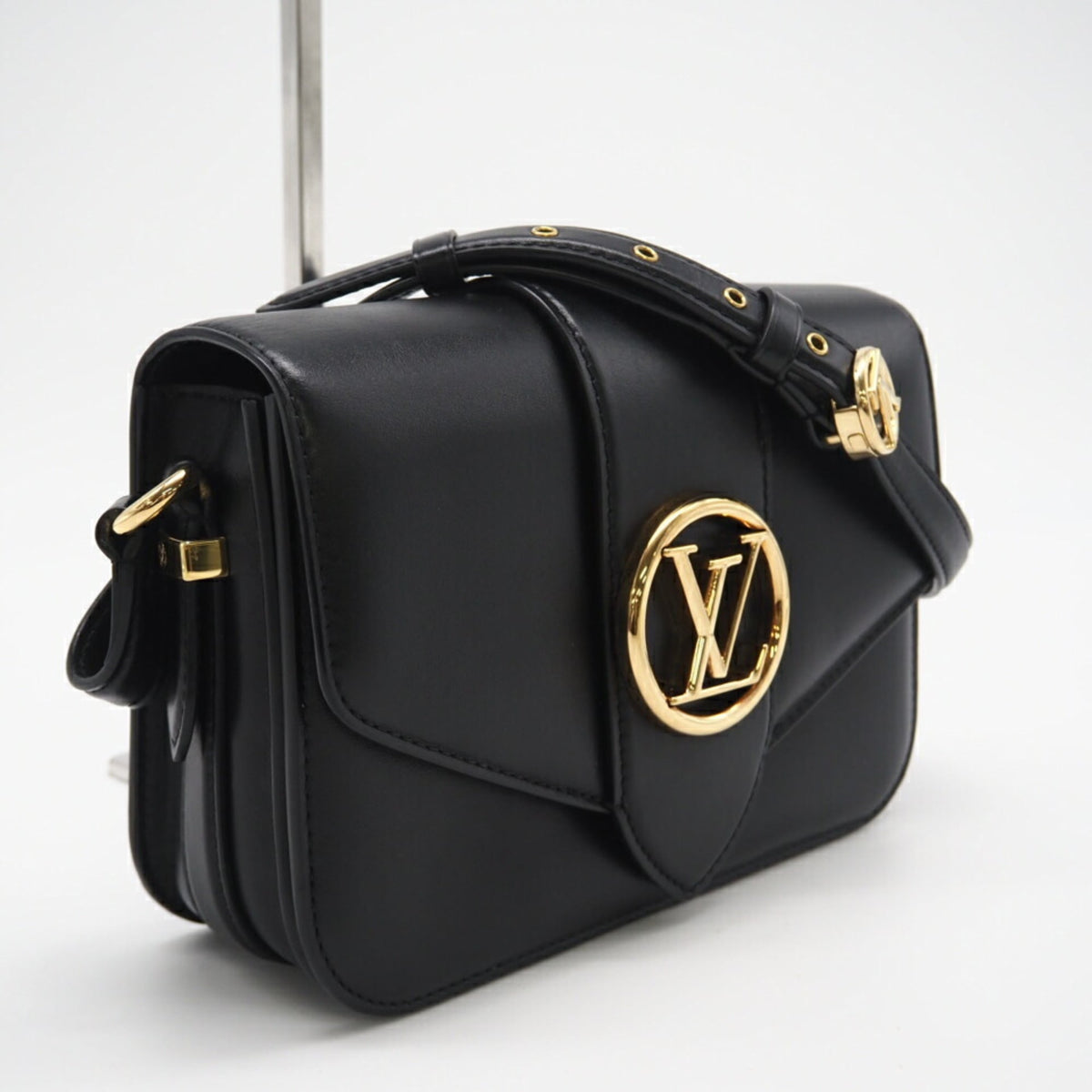 Louis Vuitton Black Leather Shoulder Bag (Pre-Owned)