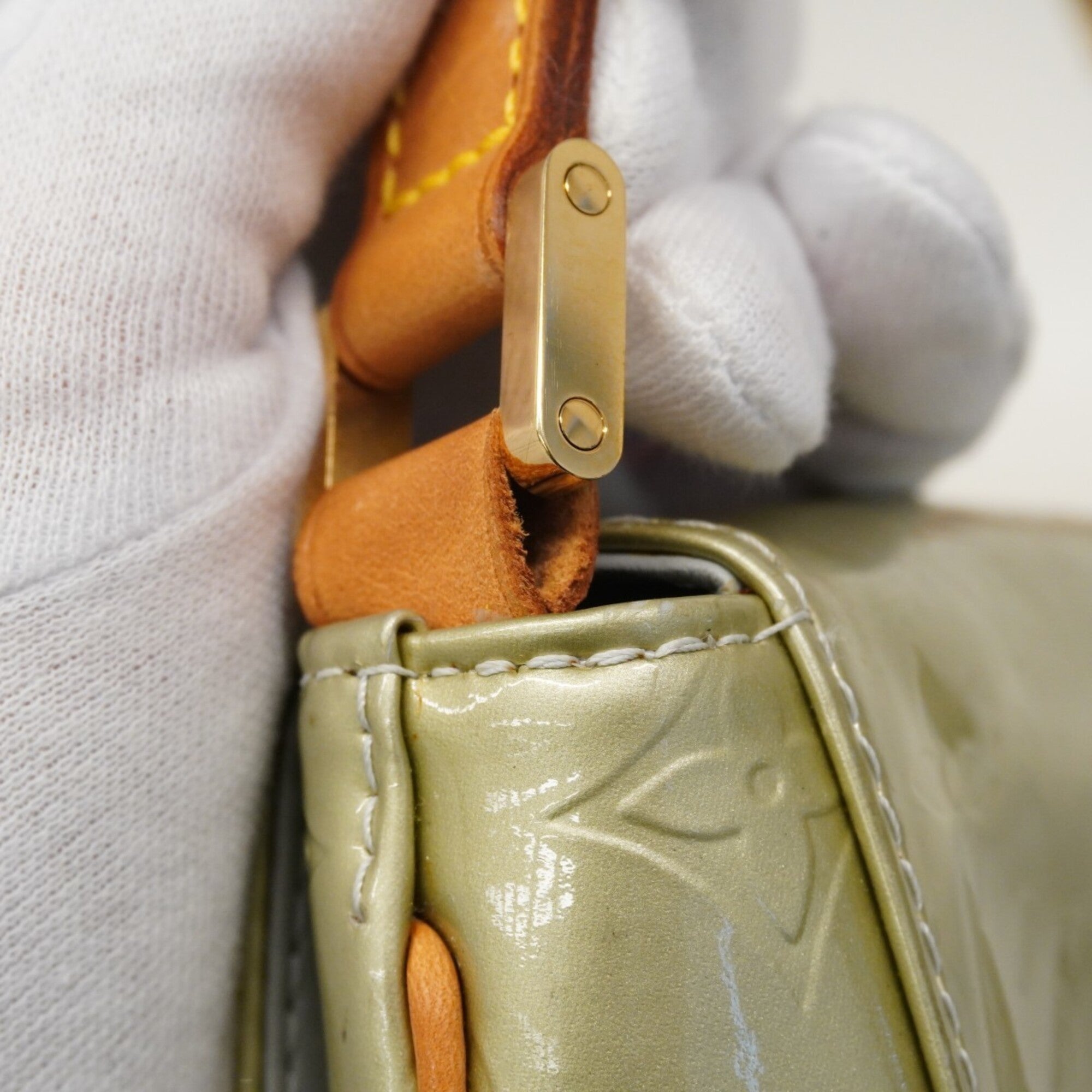 Louis Vuitton Gris Shoulder Bag (Pre-Owned)