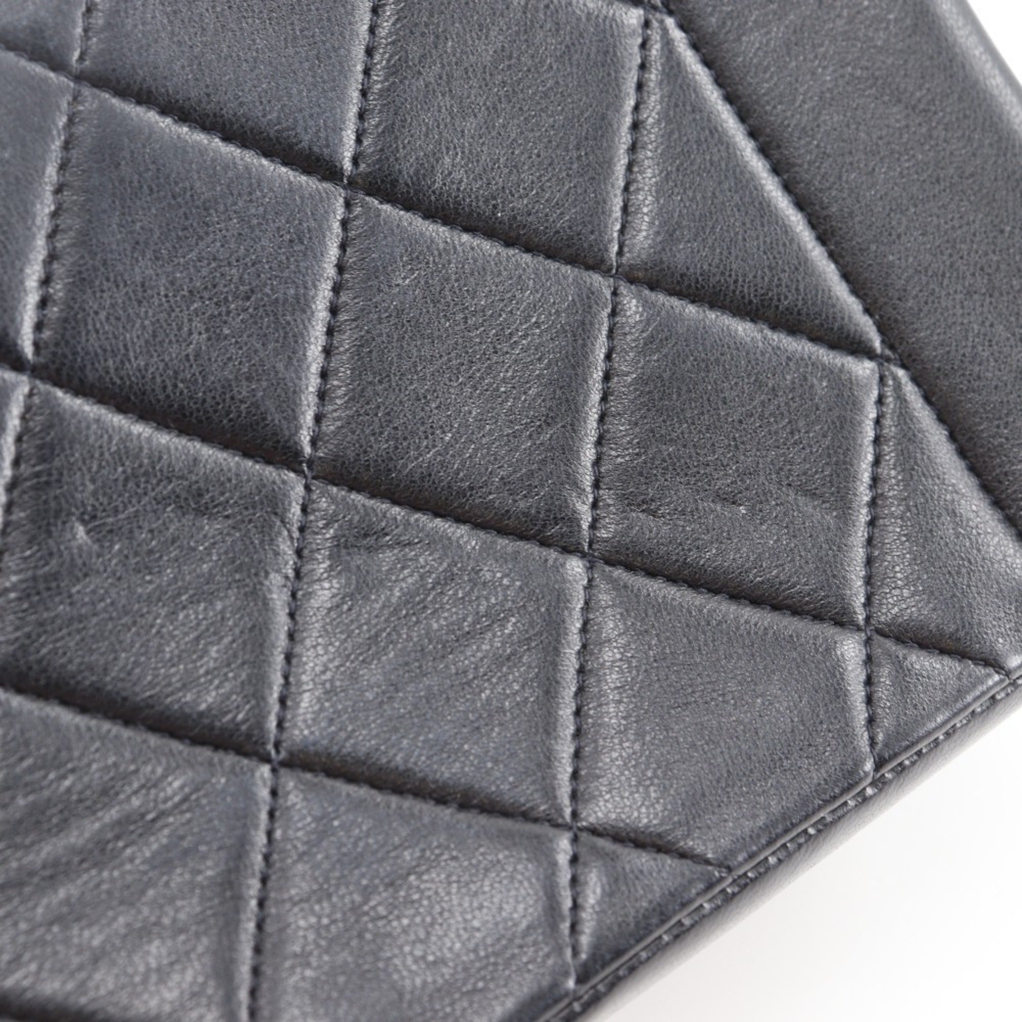 Chanel Matelasse Black Leather Shoulder Bag (Pre-Owned)