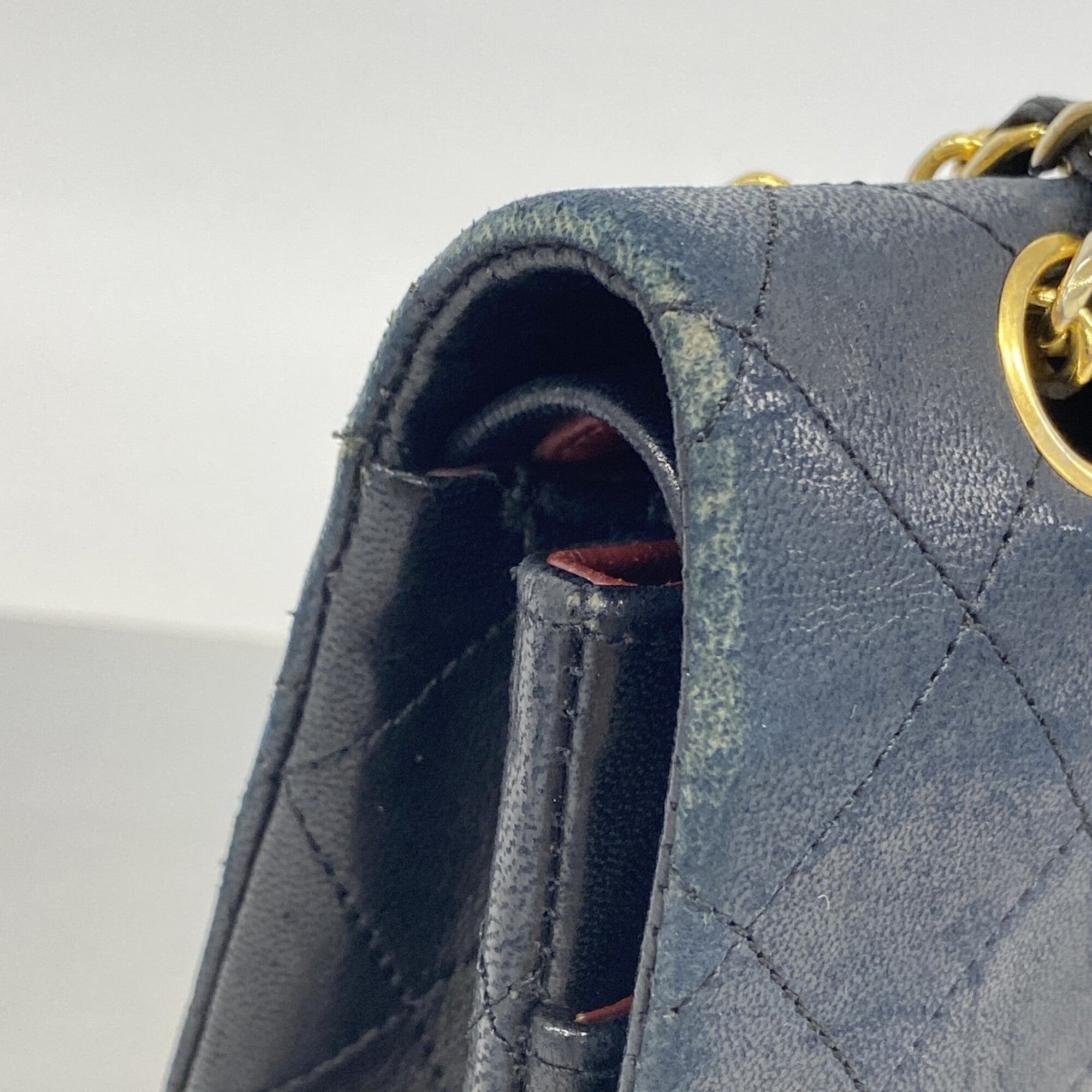 Chanel Black Leather Shoulder Bag (Pre-Owned)