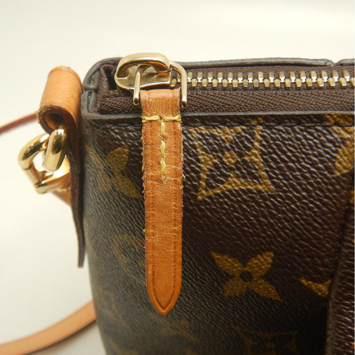 Louis Vuitton Brown Monogram Monogram Canvas Handbag (Pre-Owned)
