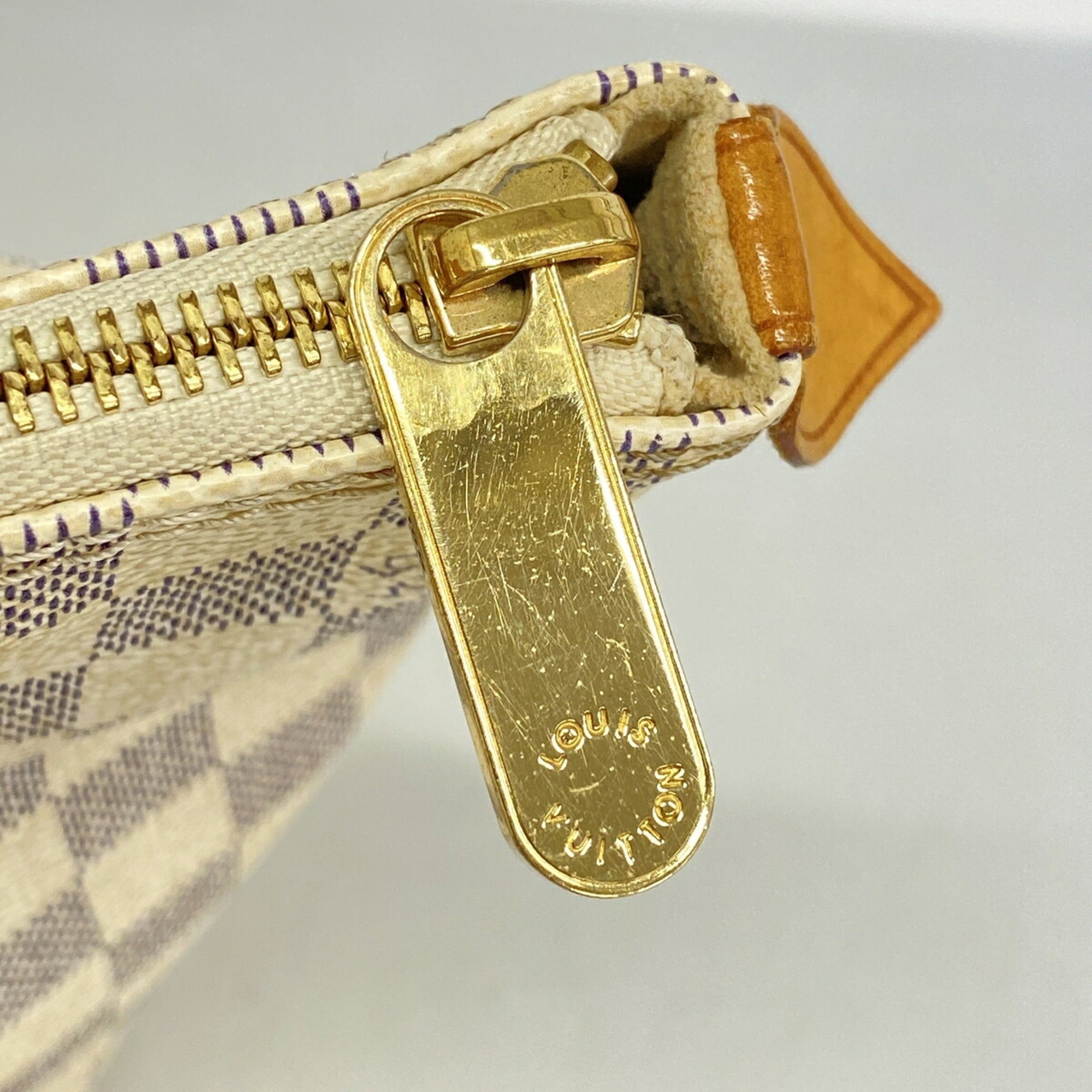 Louis Vuitton White Handbag (Pre-Owned)