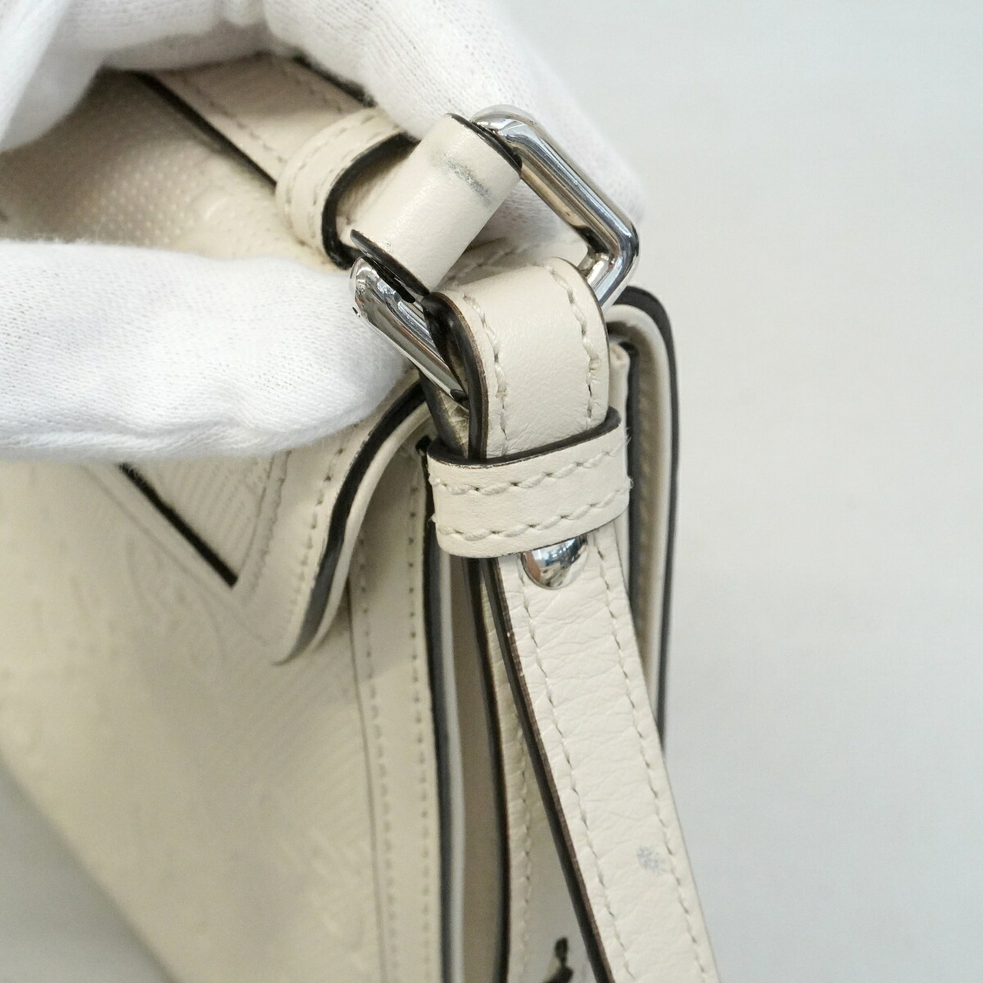 Gucci White Leather Shoulder Bag (Pre-Owned)