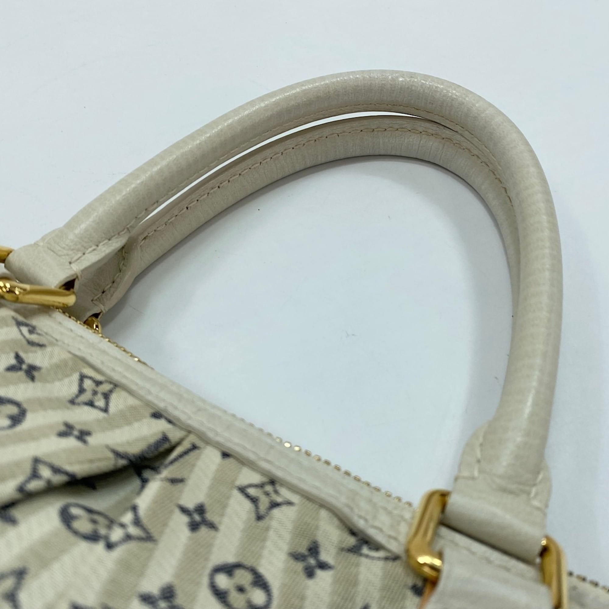 Louis Vuitton White Handbag (Pre-Owned)