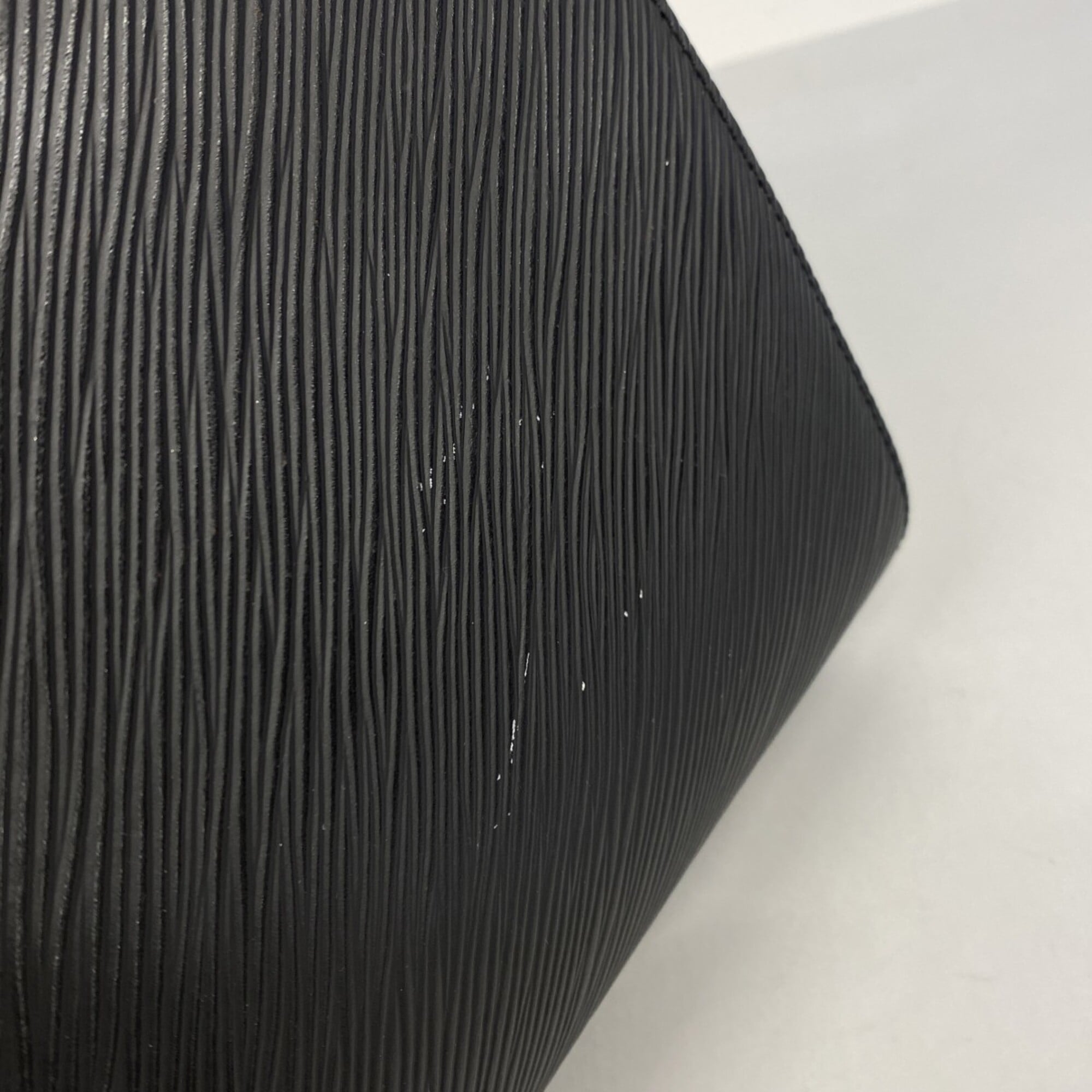 Louis Vuitton Noir Handbag (Pre-Owned)