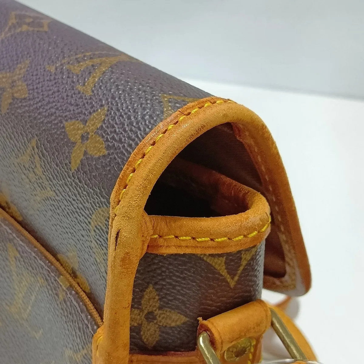Louis Vuitton Brown Leather Coated Canvas Crossbody Bag Shoulder Bag (Pre-Owned)