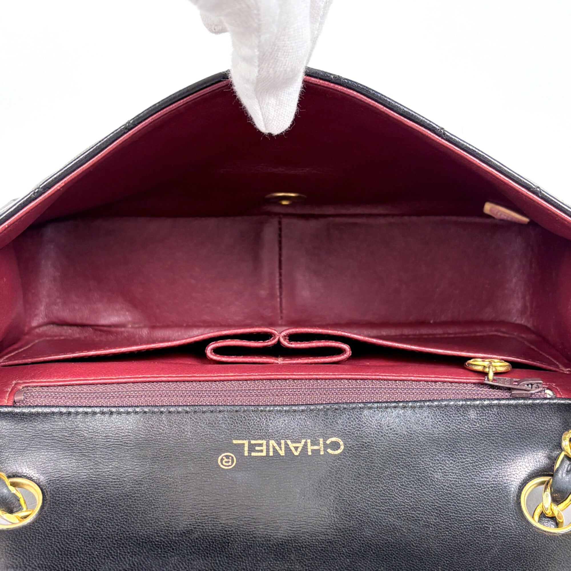 Chanel Matelasse Black Leather Shoulder Bag (Pre-Owned)