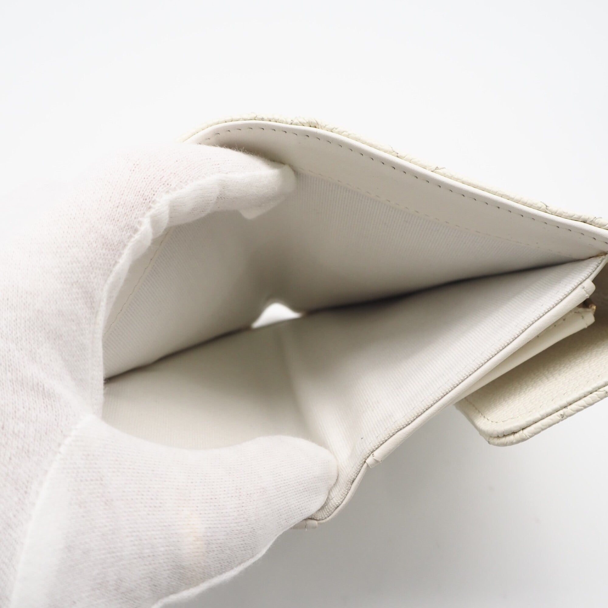 Chanel White Grained Calfskin Wallet (Tri-Fold) (Pre-Owned)