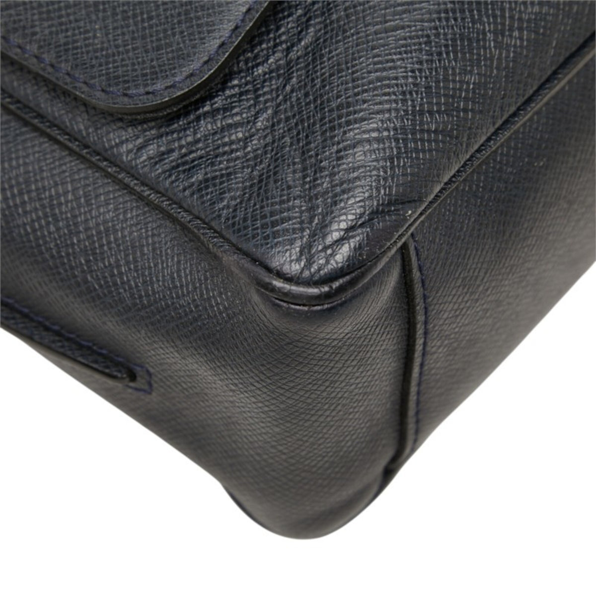 Louis Vuitton Taiga Navy Leather Messenger Bag Shoulder Bag (Pre-Owned)