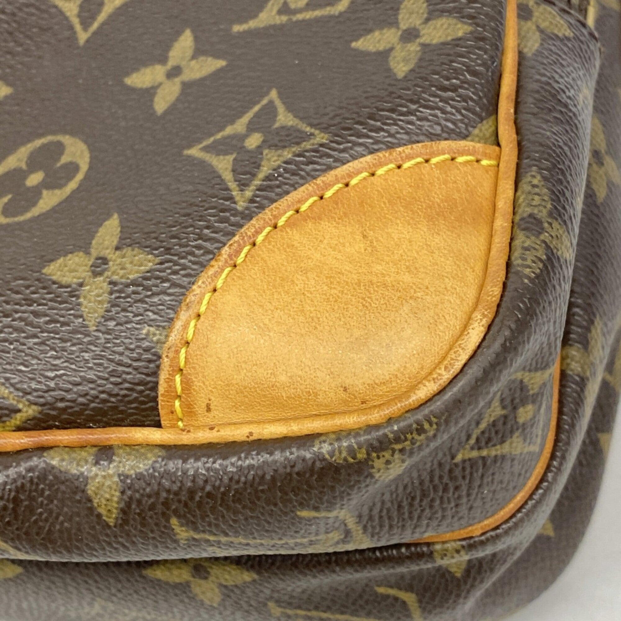 Louis Vuitton Brown Shoulder Bag (Pre-Owned)