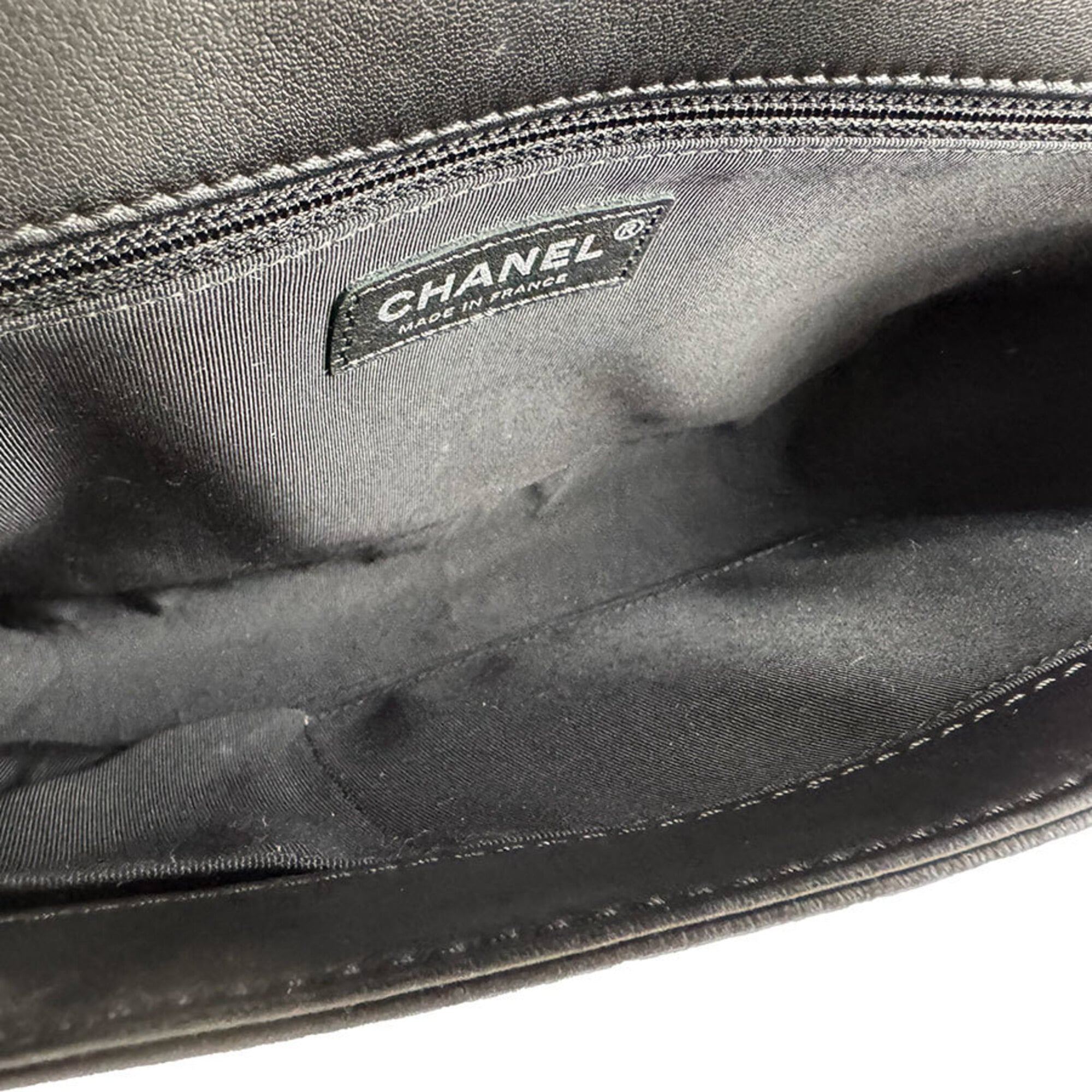 Chanel Black Leather Shoulder Bag (Pre-Owned)