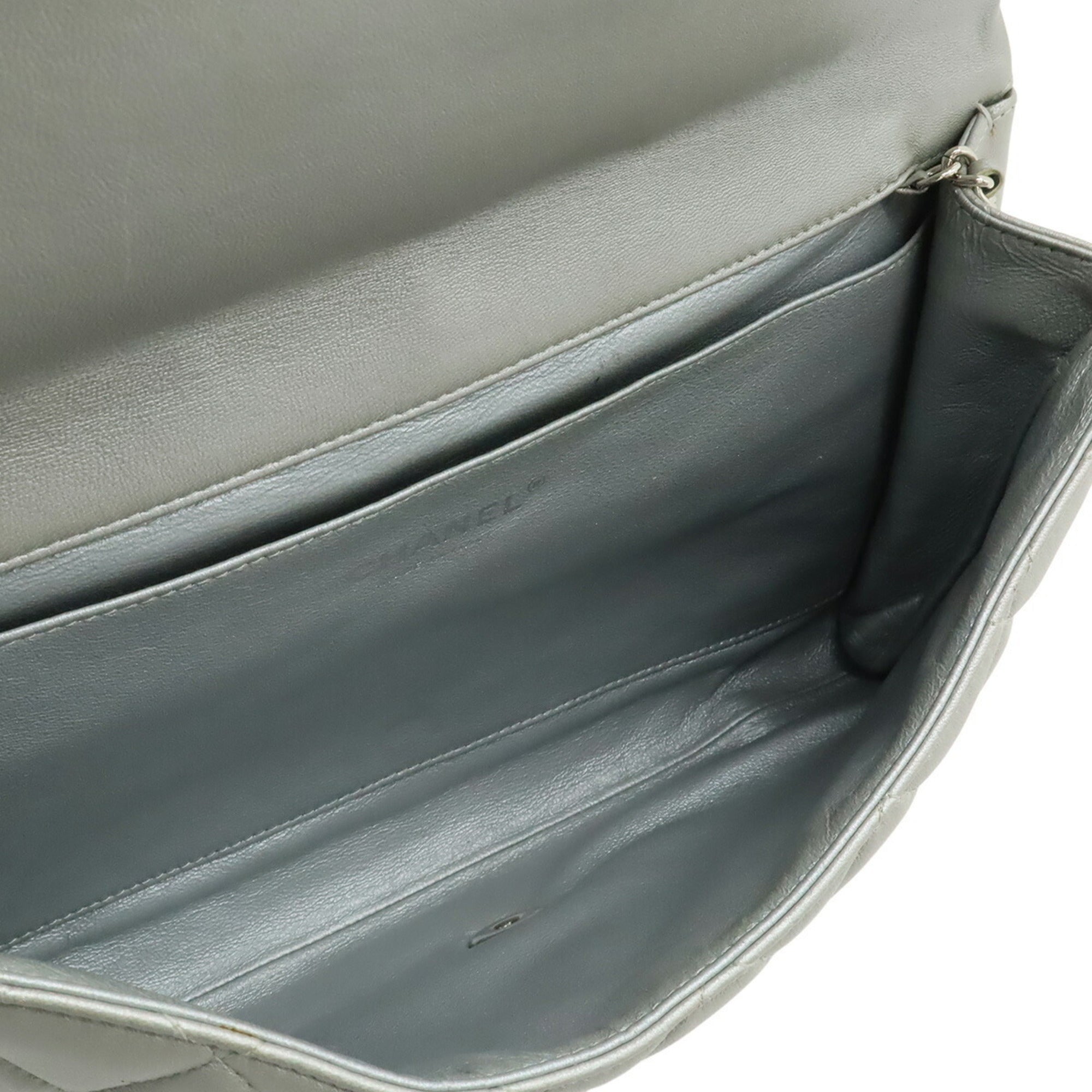 Chanel Silver Leather Shoulder Bag (Pre-Owned)