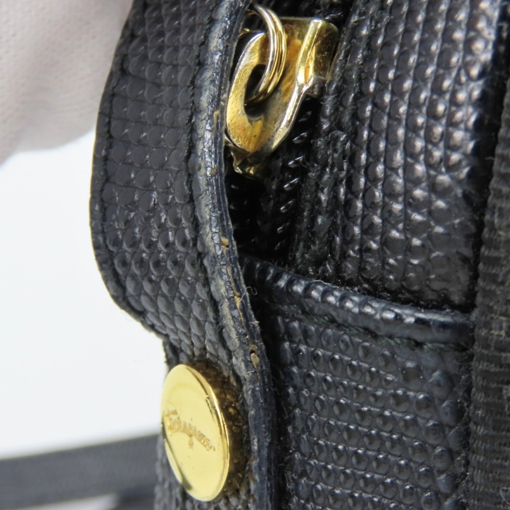 Salvatore Ferragamo Vara Black Leather Shoulder Bag (Pre-Owned)
