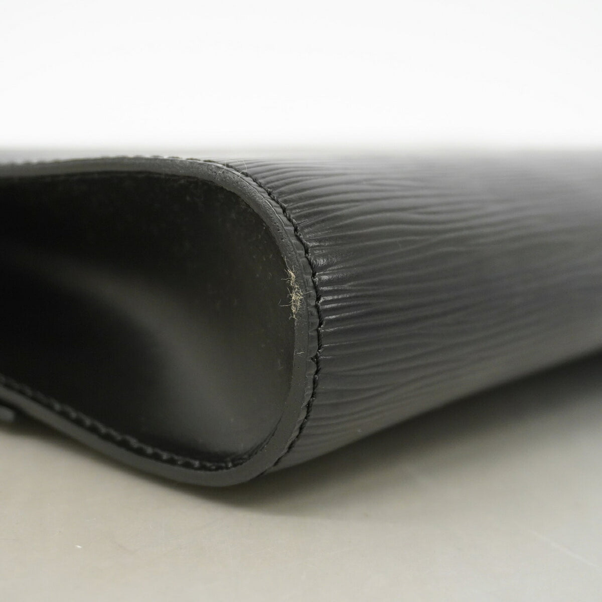 Louis Vuitton Noir Clutch Bag (Pre-Owned)