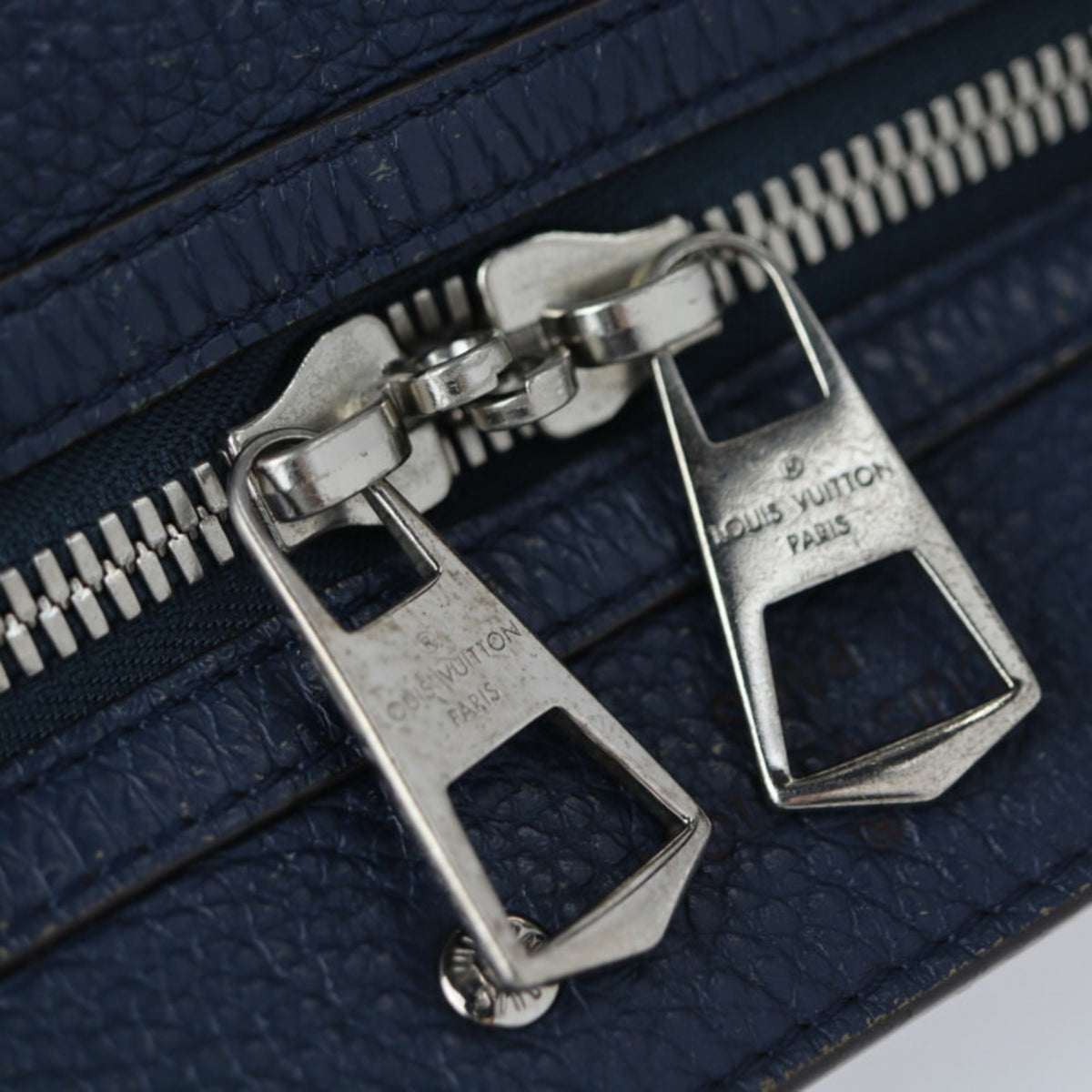 Louis Vuitton Navy Leather Messenger Bag Shoulder Bag (Pre-Owned)