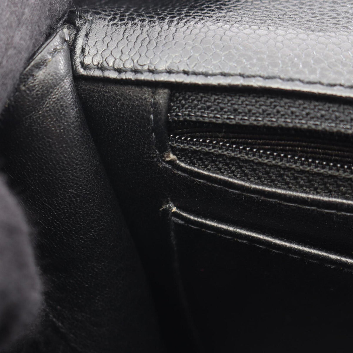 Chanel Black Leather Handbag (Pre-Owned)