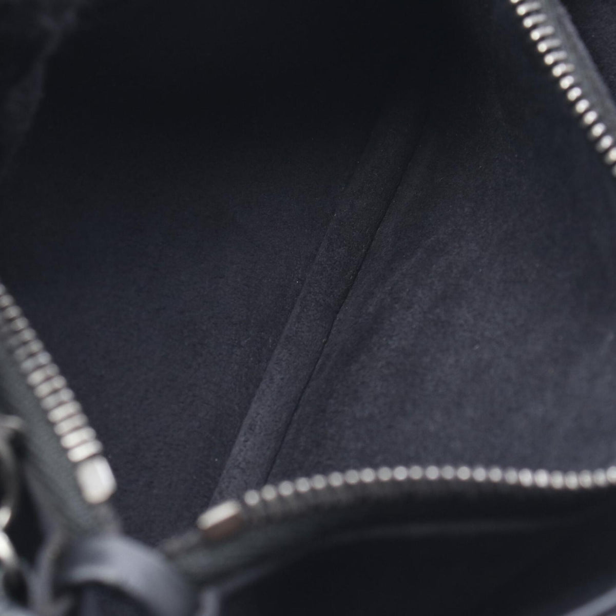 Chanel Black Leather Shoulder Bag (Pre-Owned)