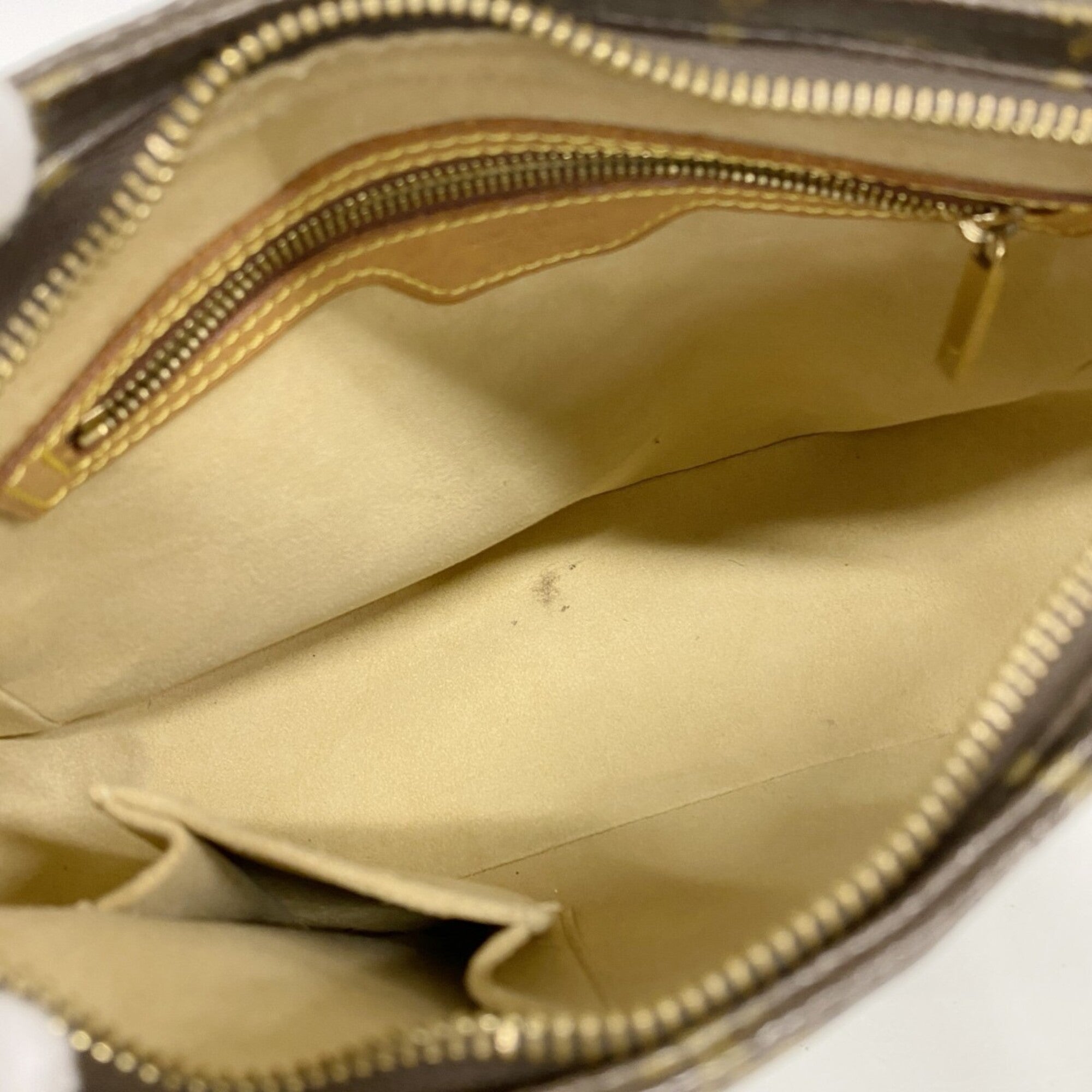 Louis Vuitton Brown Shoulder Bag (Pre-Owned)