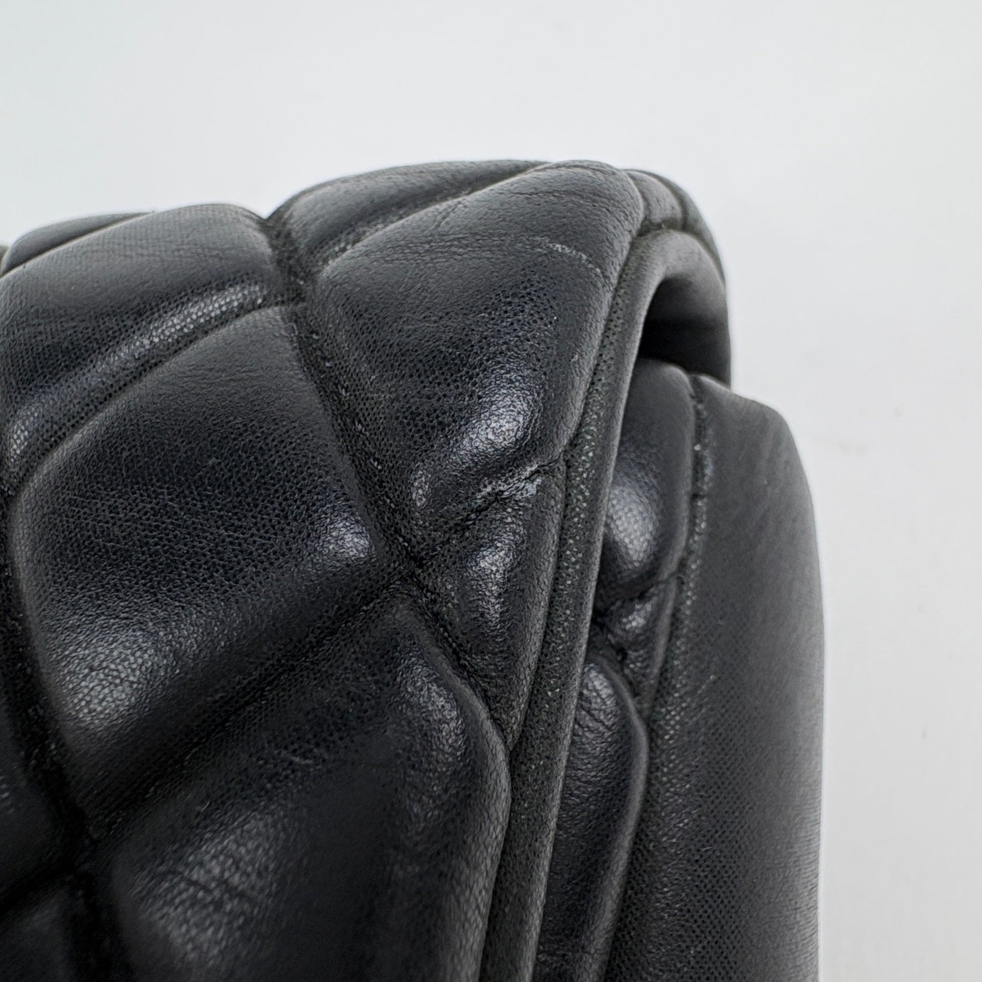 Chanel Black Leather Shoulder Bag (Pre-Owned)