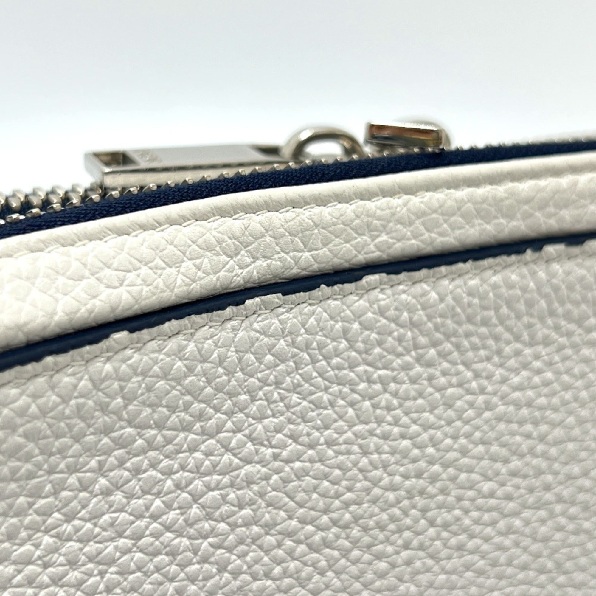 Christian Dior Navy White Leather Shoulder Bag (Pre-Owned)