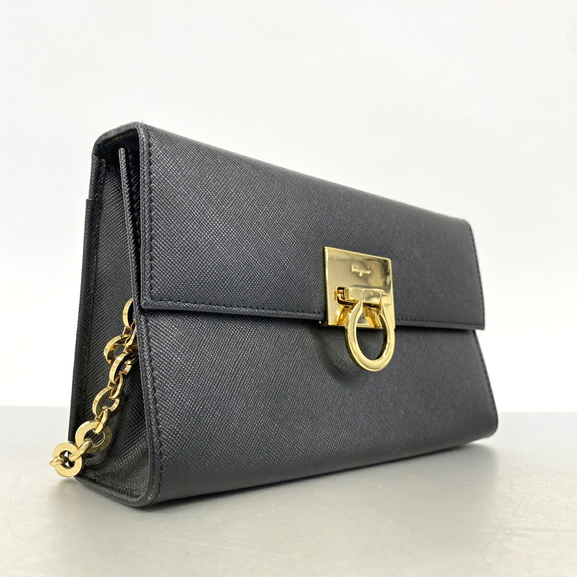Salvatore Ferragamo Black Leather Shoulder Bag (Pre-Owned)