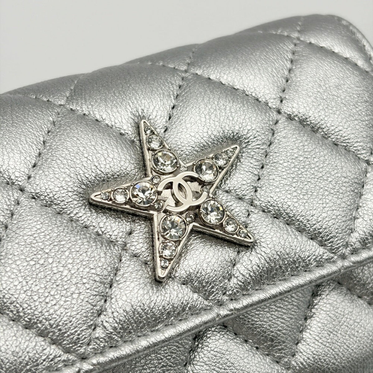 Chanel Matelasse Silver Leather Shoulder Bag (Pre-Owned)