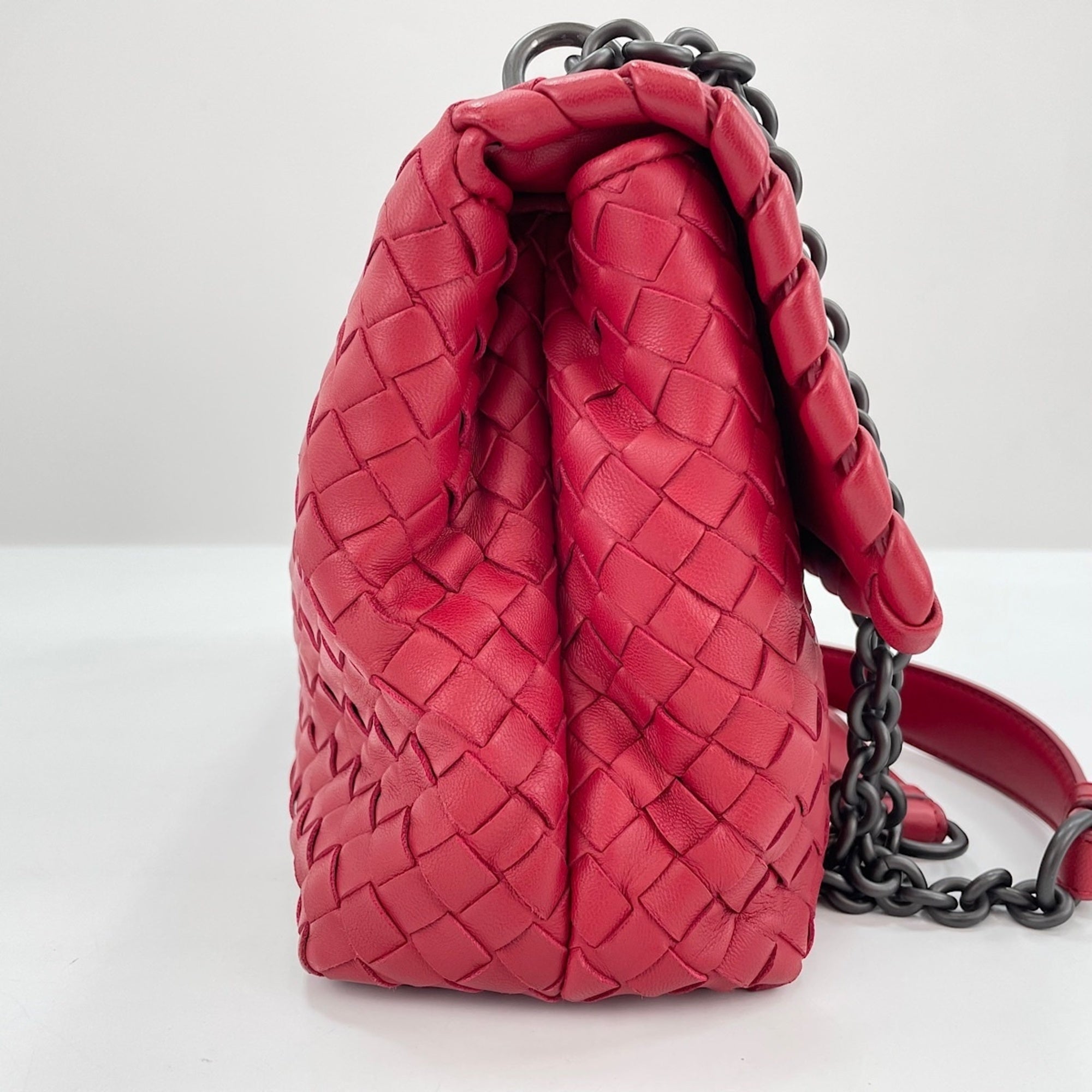 Bottega Veneta Red Color Intrecciato Shoulder Bag (Pre-Owned)