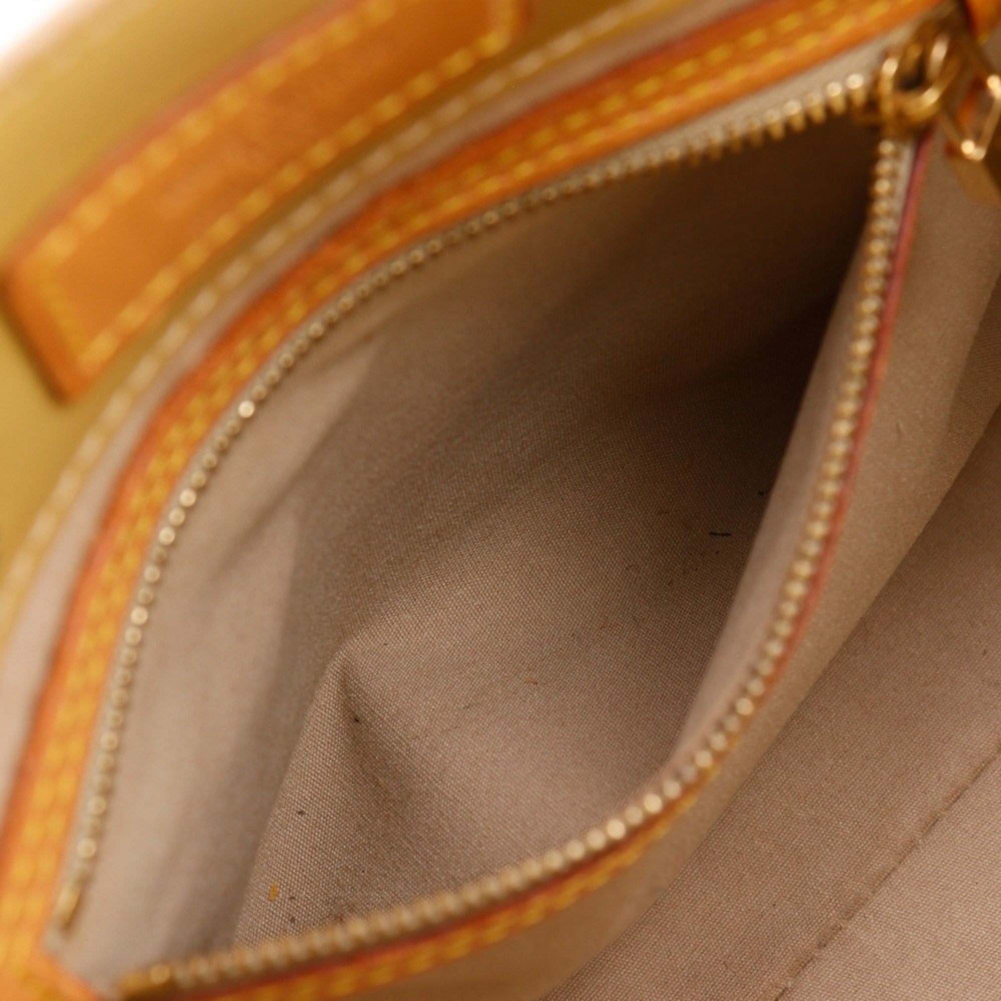 Louis Vuitton Beige Monogram Vernis Handbag (Pre-Owned)
