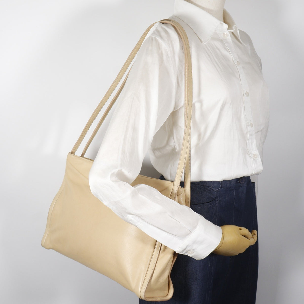 Loewe Beige Shoulder Bag (Pre-Owned)
