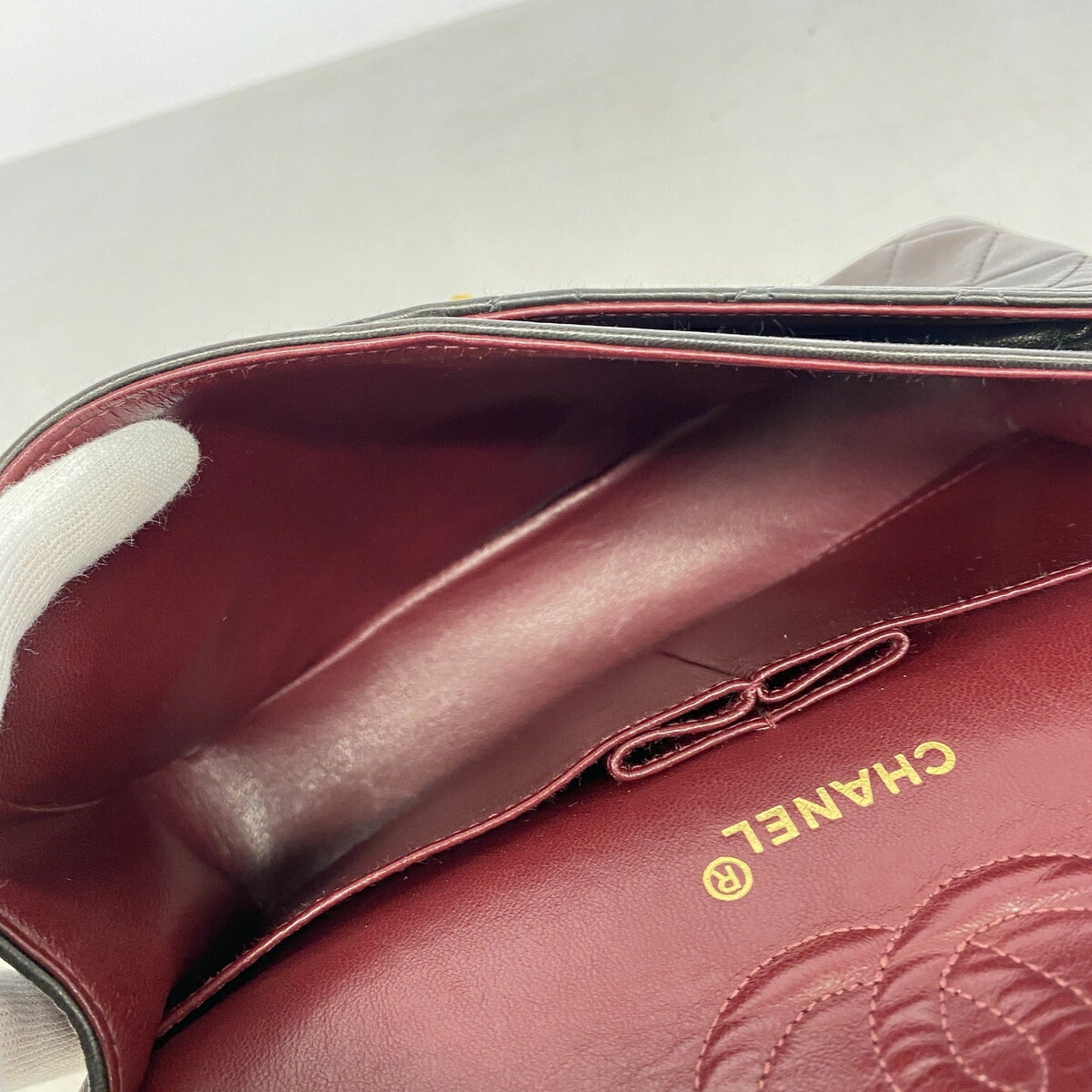 Chanel Black Leather Shoulder Bag (Pre-Owned)