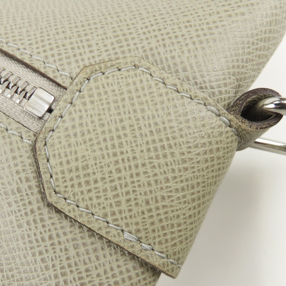 Louis Vuitton Grayish Polaire Taiga Leather Shoulder Bag (Pre-Owned)
