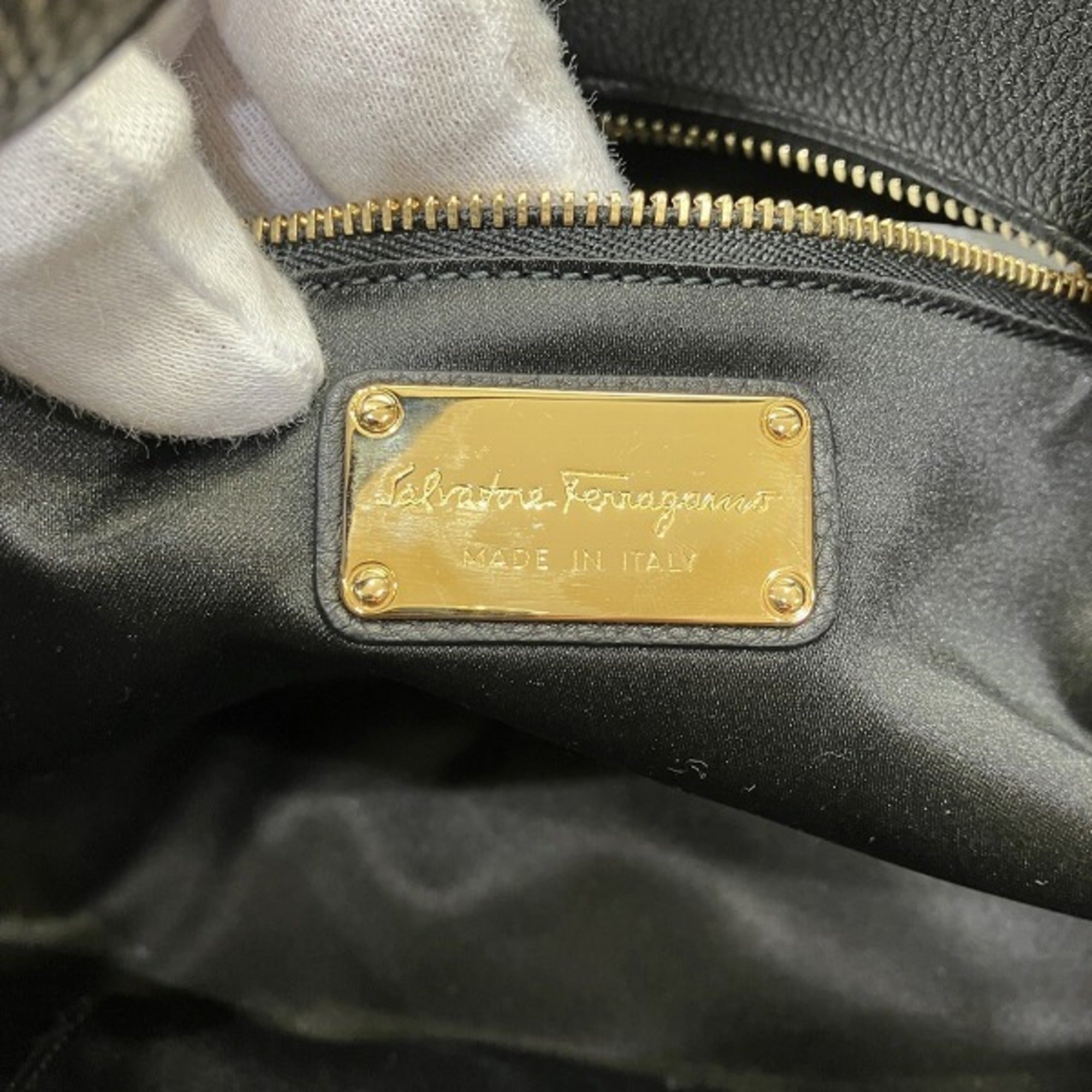Salvatore Ferragamo Black Leather Handbag Shoulder Bag (Pre-Owned)
